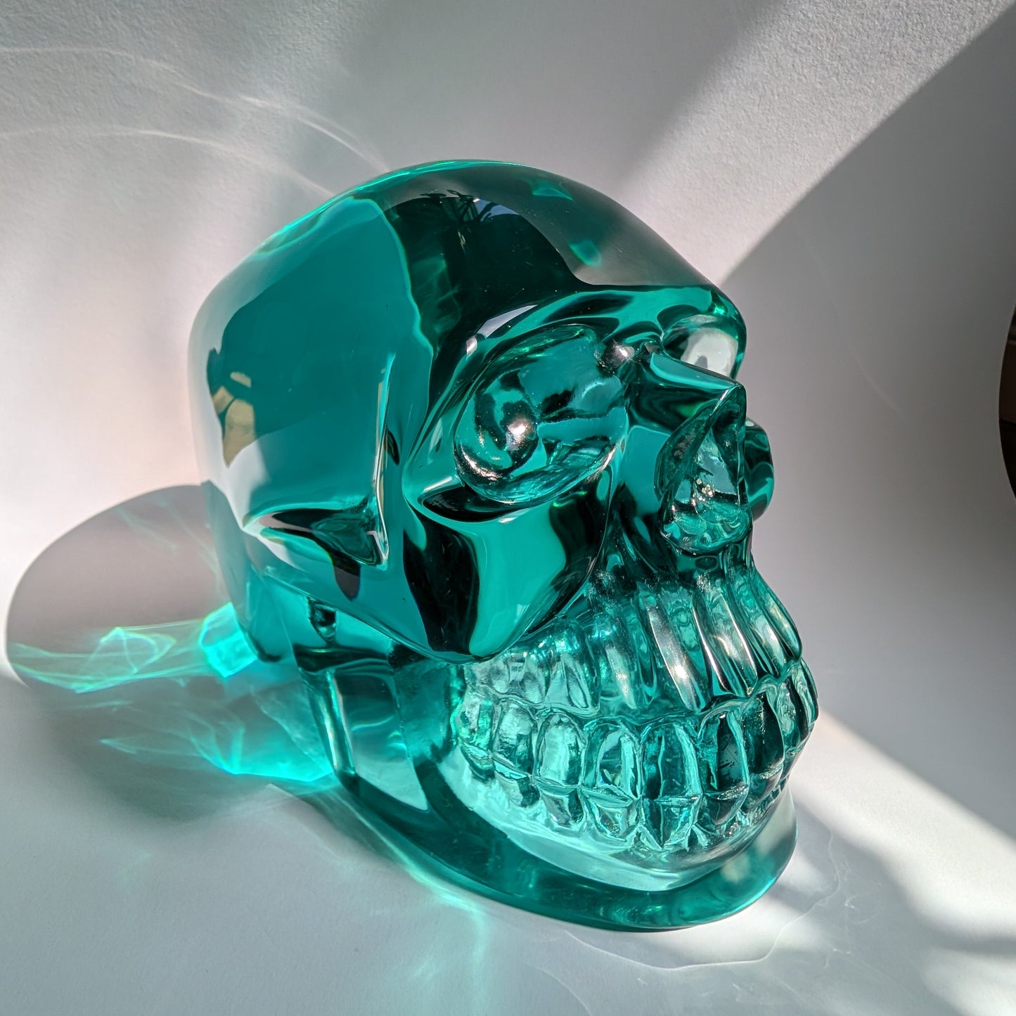 Monumentaler Kristallschädel aus blaugrünem Alchemie-Glas, 6,17kg für tiefgreifende Trance und ozeanische Energie - Temple of Desire