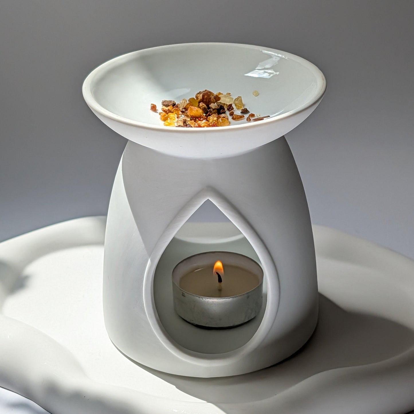 Elegantes weißes Ritual-Stövchen aus Porzellan mit Tropfen-Aussparung für sanftes Räuchern und ätherische Öle, Made in Germany - Temple of Desire