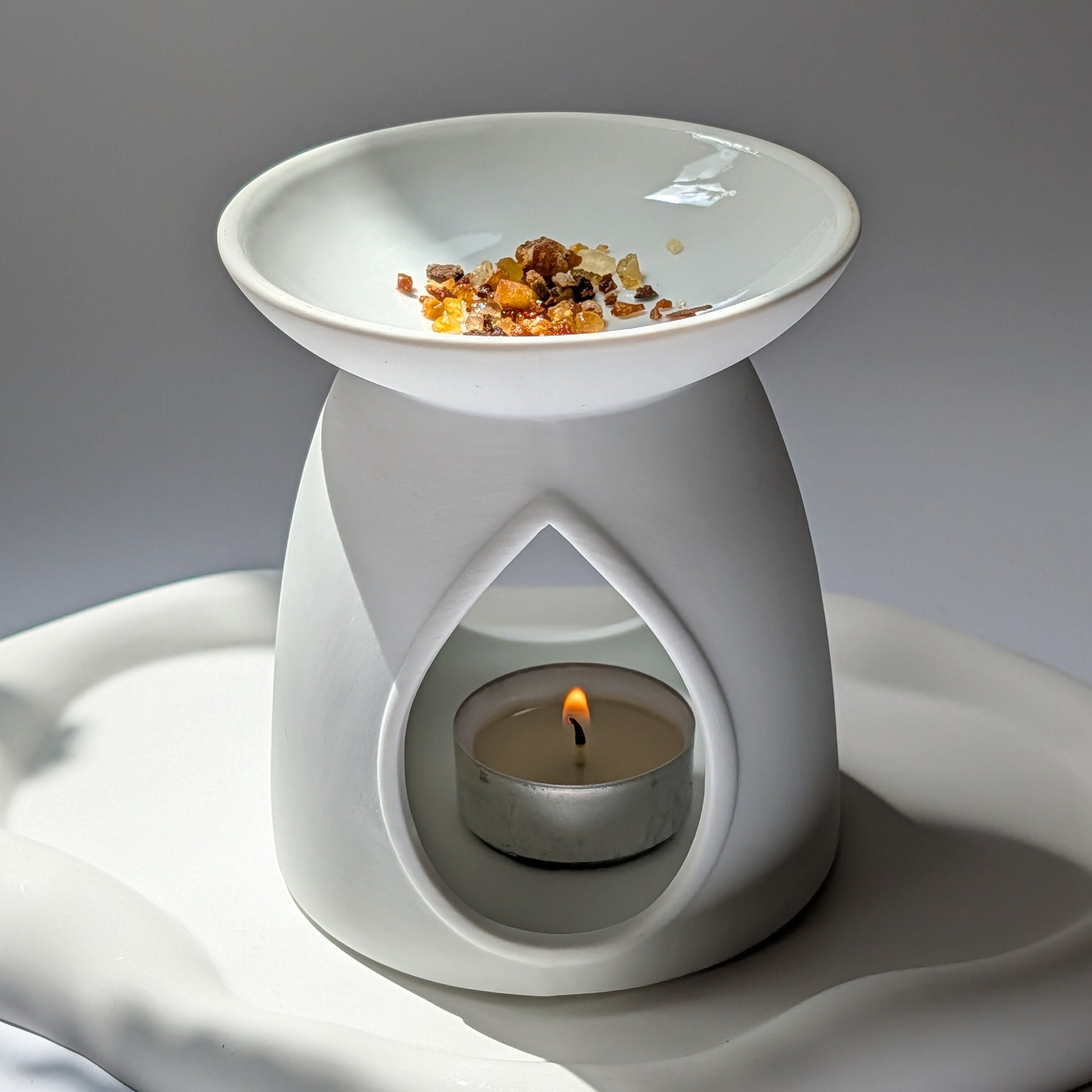 Elegantes weißes Ritual-Stövchen aus Porzellan mit Tropfen-Aussparung für sanftes Räuchern und ätherische Öle, Made in Germany - Temple of Desire