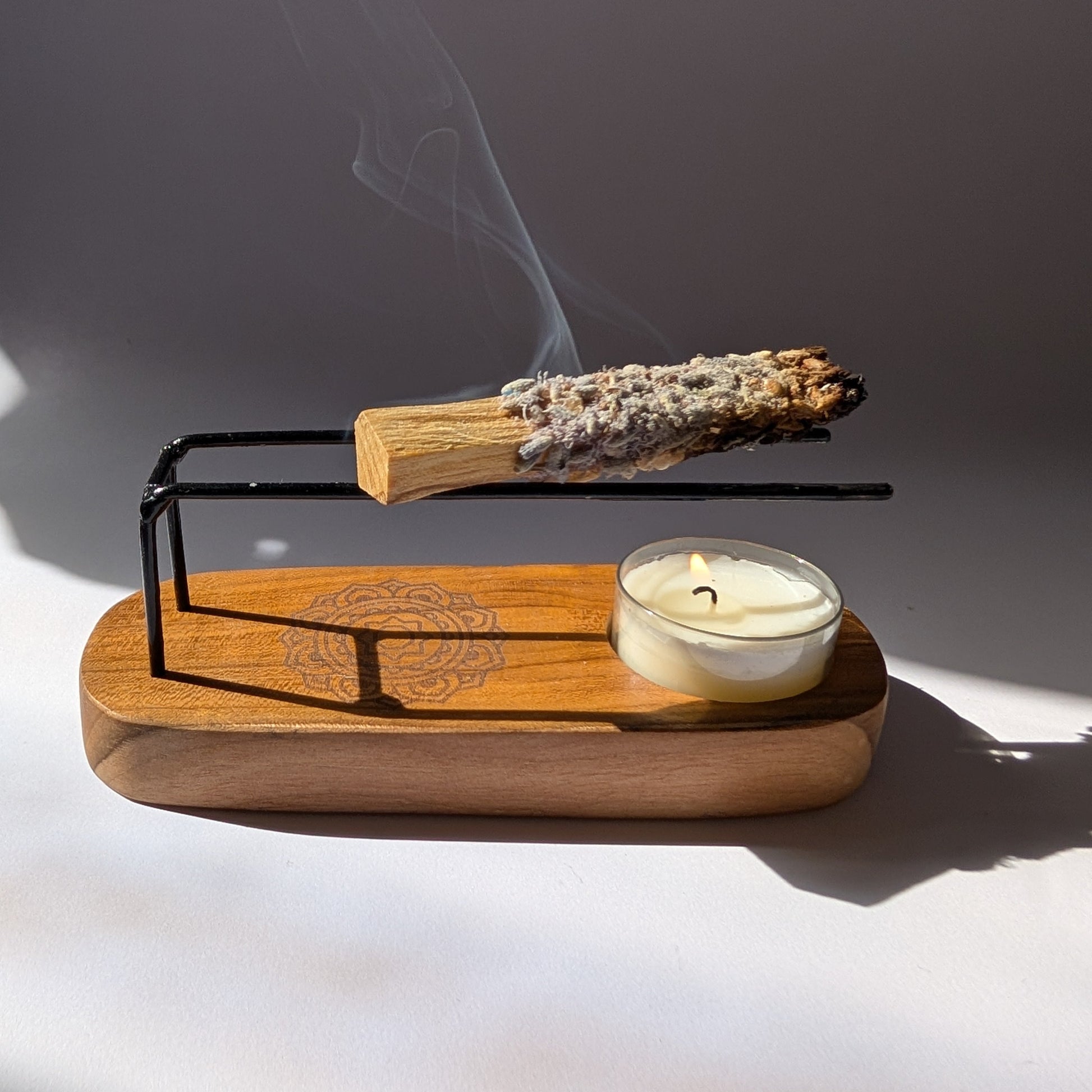 Palo Santo Halter aus Teakholz mit Mandala-Gravur für Räucherstäbchen und Räucherbündel.