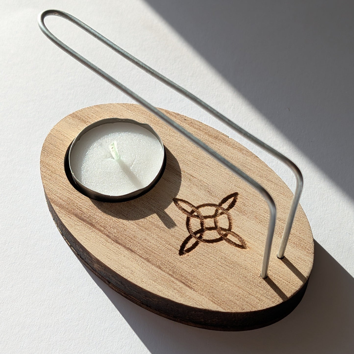 Palo Santo Halter aus hellem Paulownia-Holz mit Hexenknoten-Gravur und Metallbügel, inkl. Teelicht