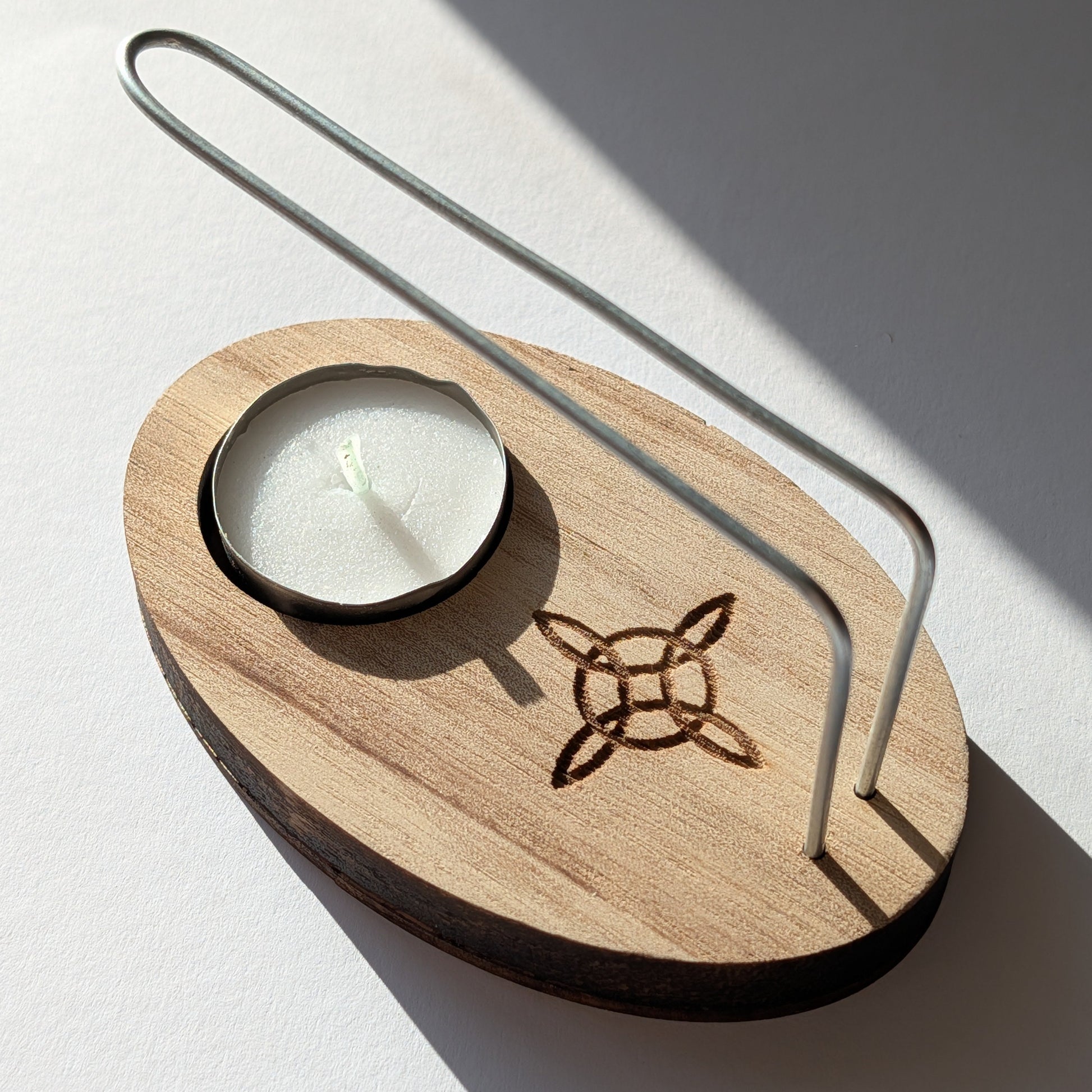 Palo Santo Halter aus hellem Paulownia-Holz mit Hexenknoten-Gravur und Metallbügel, inkl. Teelicht