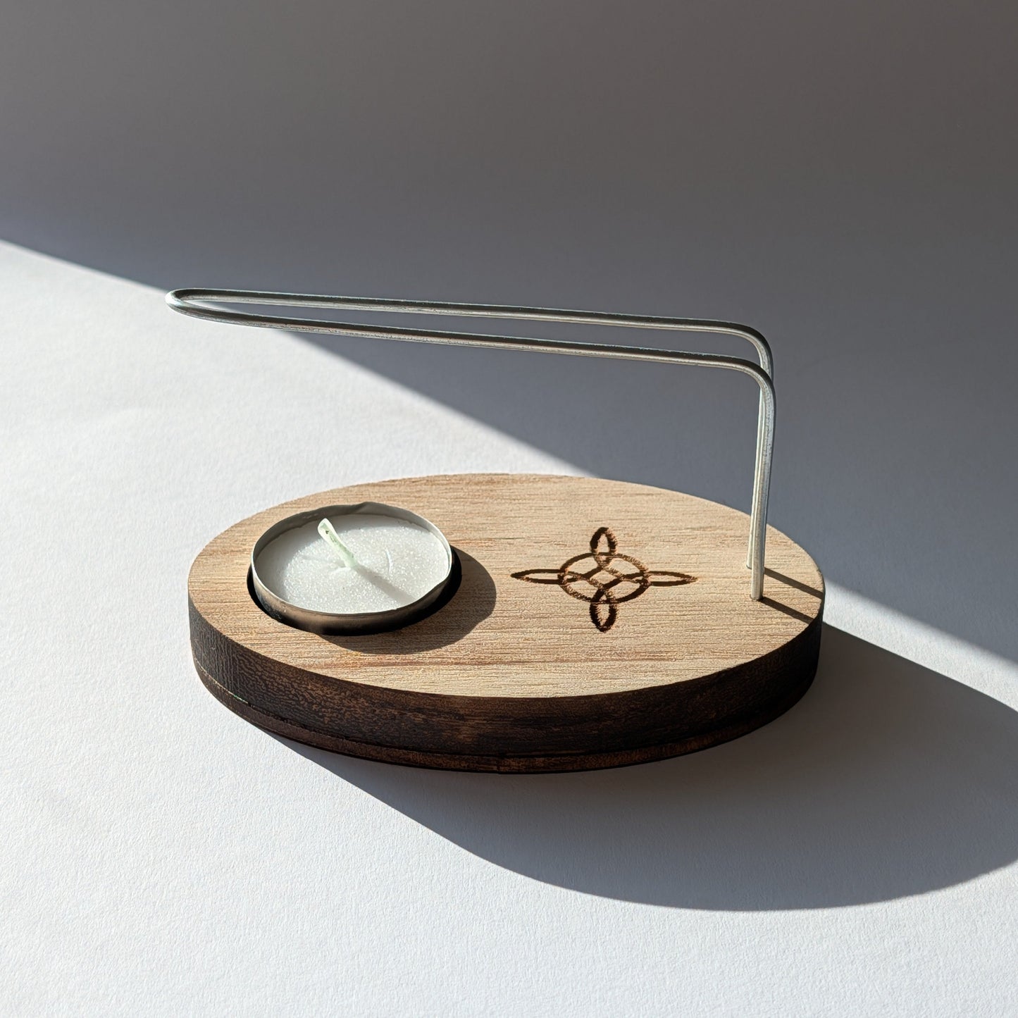 Palo Santo Halter aus hellem Paulownia-Holz mit Hexenknoten-Gravur und Metallbügel, inkl. Teelicht