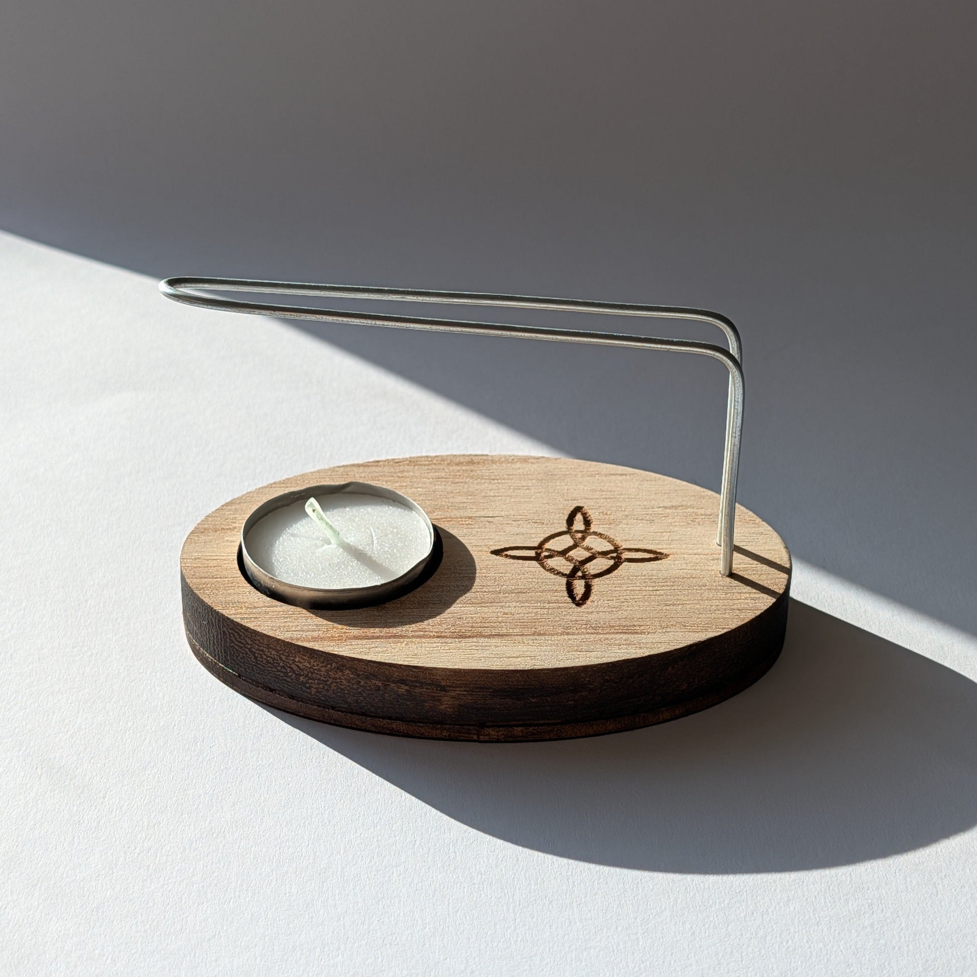 Palo Santo Halter aus hellem Paulownia-Holz mit Hexenknoten-Gravur und Metallbügel, inkl. Teelicht