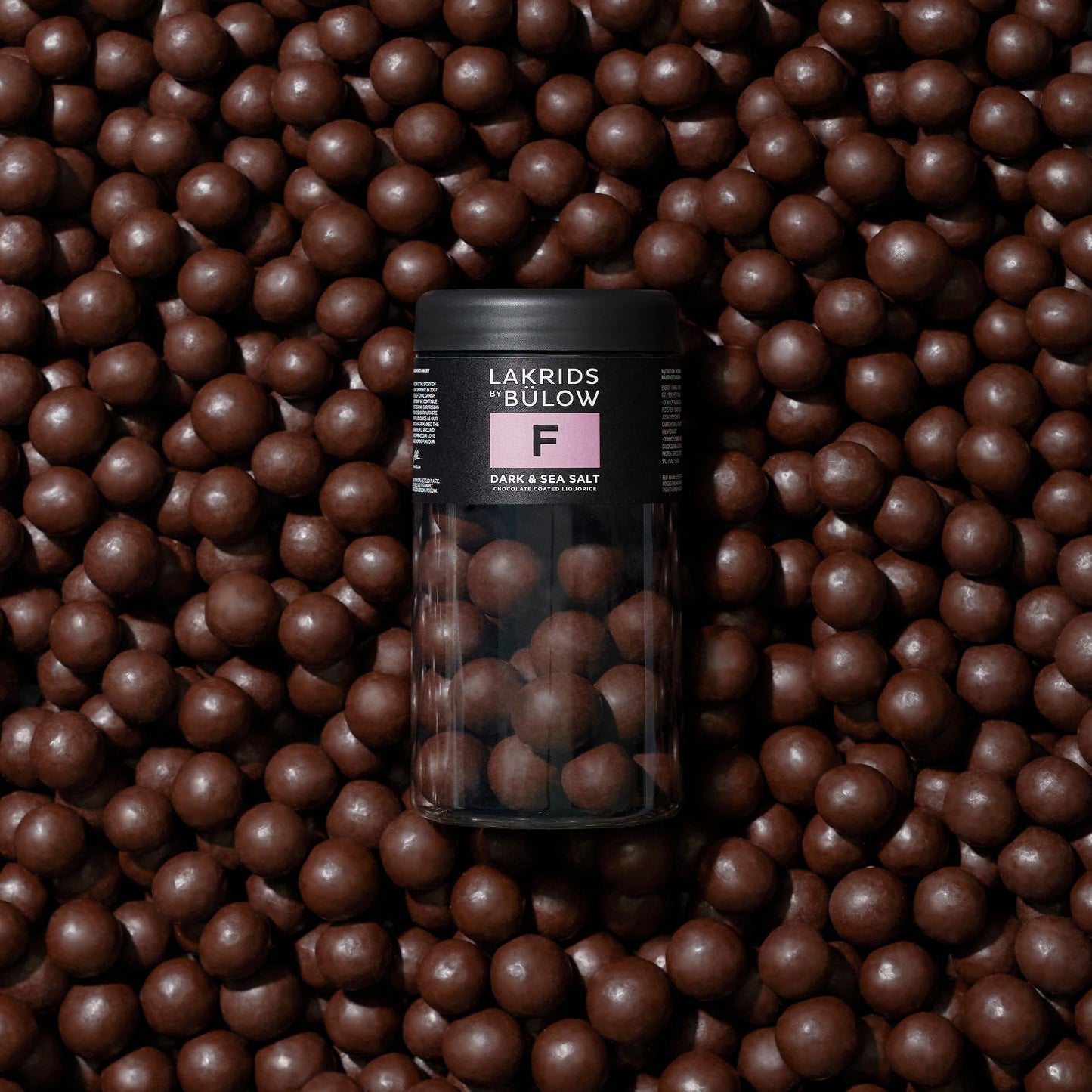 Dark & Sea Salt Lakritzkugeln mit Meersalz in Nahaufnahme