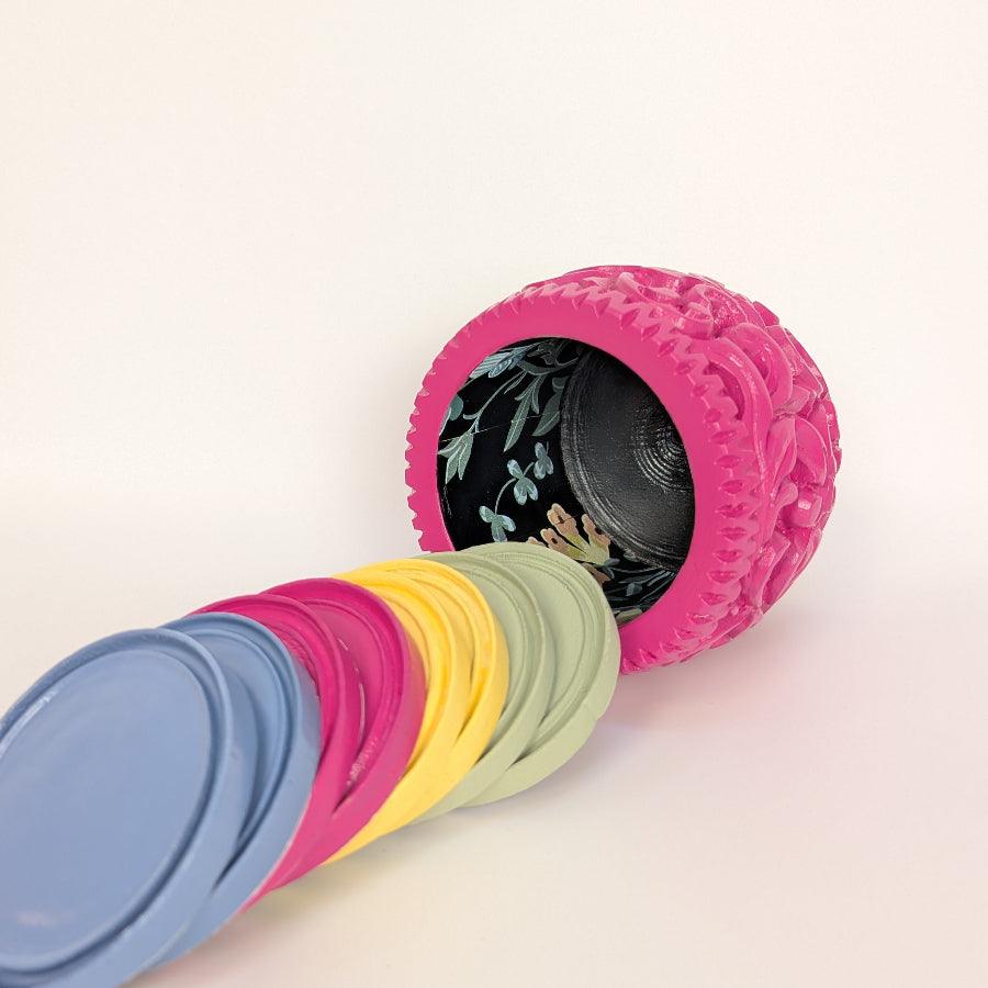Pinke Vintage-Holzdose mit 8 handbemalten Untersetzern | Einzigartiges Unikat