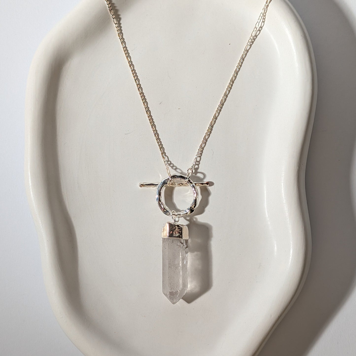 Polierte Bergkristall-Spitze an 80cm Silberkette mit Toggle-Verschluss, energetisch aufgeladen
