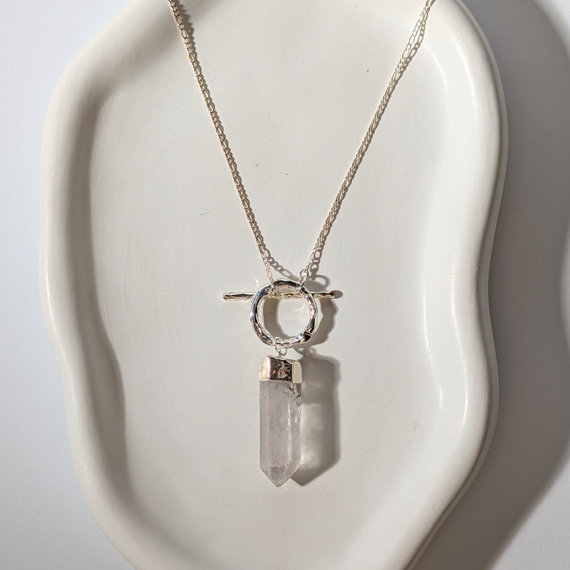 Polierte Bergkristall-Spitze an 80cm Silberkette mit Toggle-Verschluss, energetisch aufgeladen
