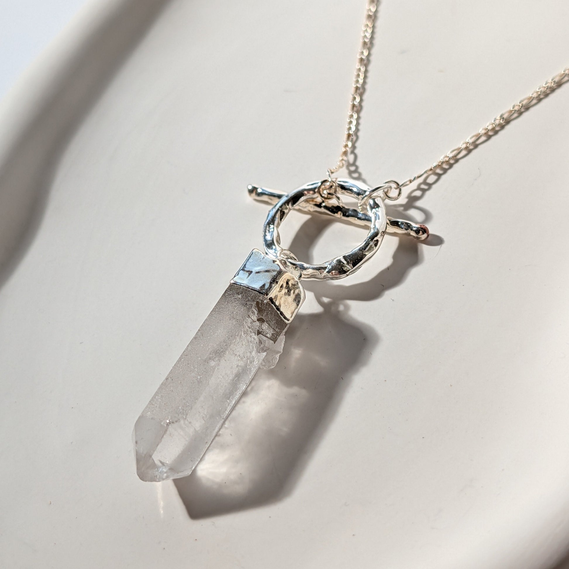 Polierte Bergkristall-Spitze an 80cm Silberkette mit Toggle-Verschluss, energetisch aufgeladen