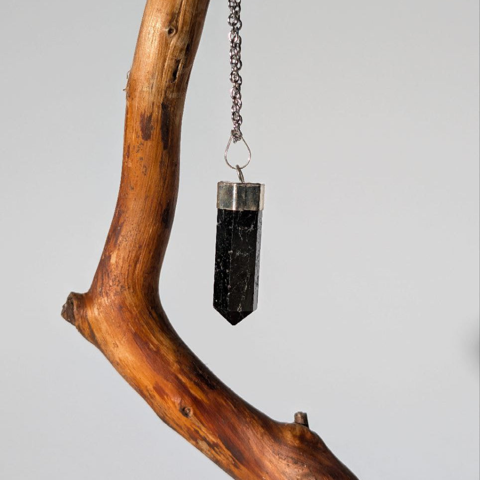 Polierte Schwarzer Turmalin Spitze (Unikat) an einer 75cm Kette, energetisch aufgeladen