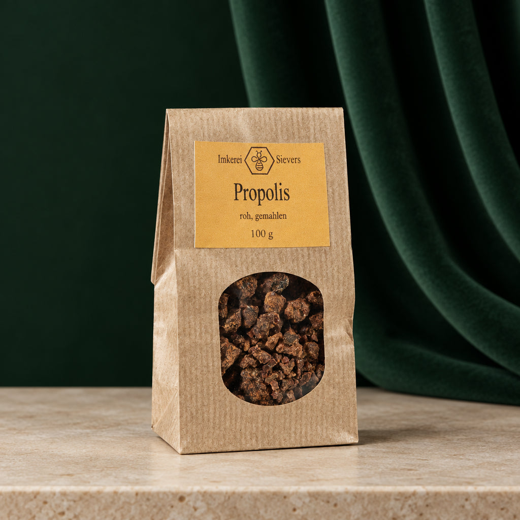 Propolis Rohware 100 g im Papierbeutel mit Sichtfenster vor dunkelgrünem Vorhang
