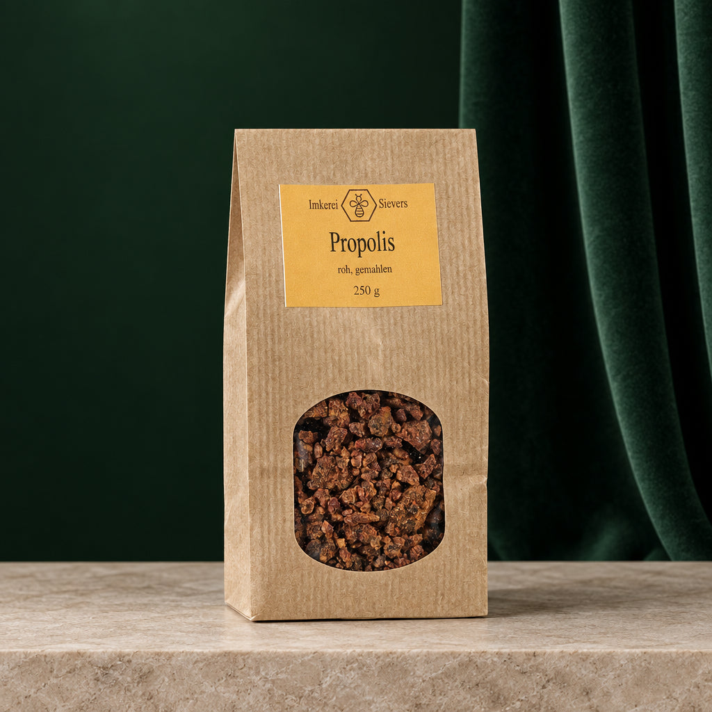 Propolis Rohware 250 g im Papierbeutel mit Sichtfenster auf Steinsockel