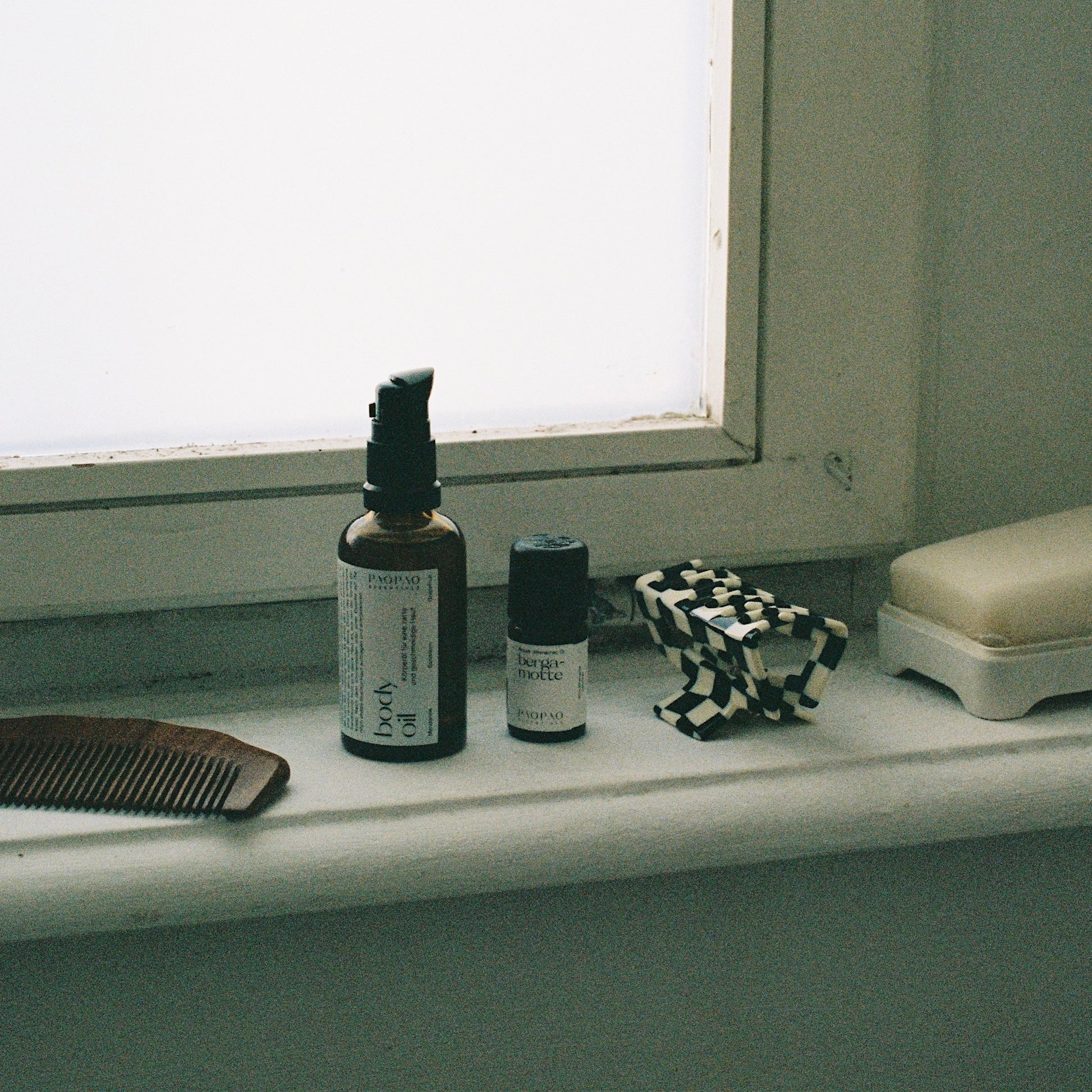 Body Oil von paopao essentials auf einer hellen Ablage im Tageslicht