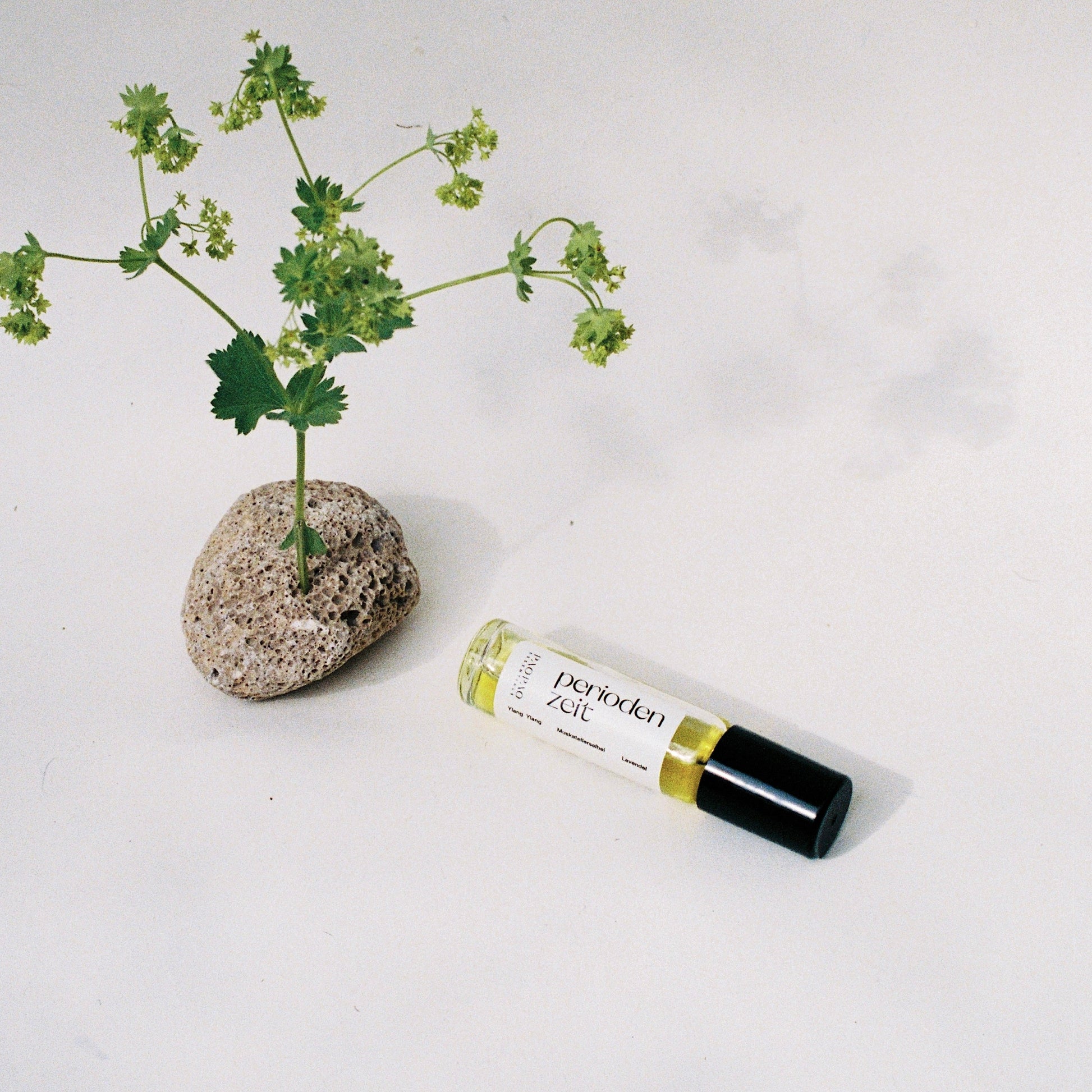 Etikett des Periodenzeit Roll-On mit Angaben zu Muskatellersalbei und Lavendel