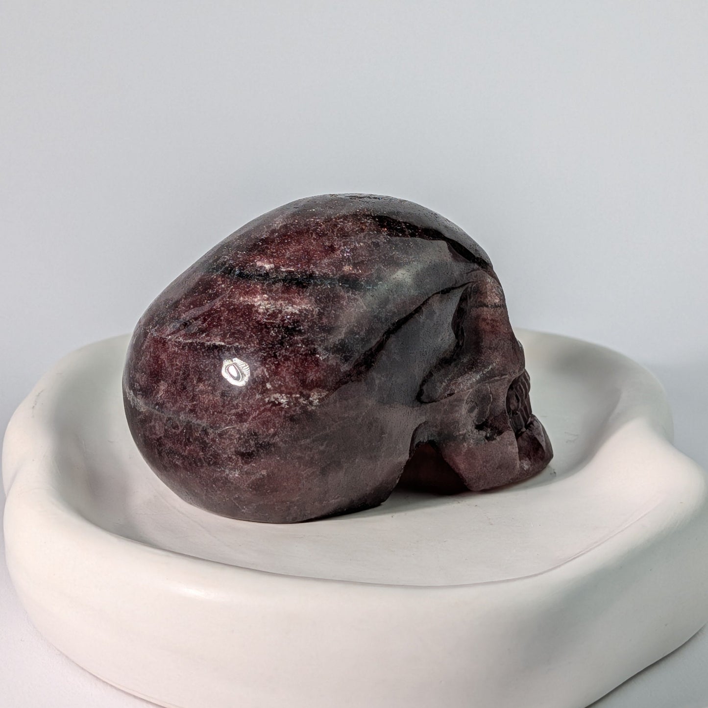 Rötlicher Kristallschädel Herion Erdbeerquarz 501g