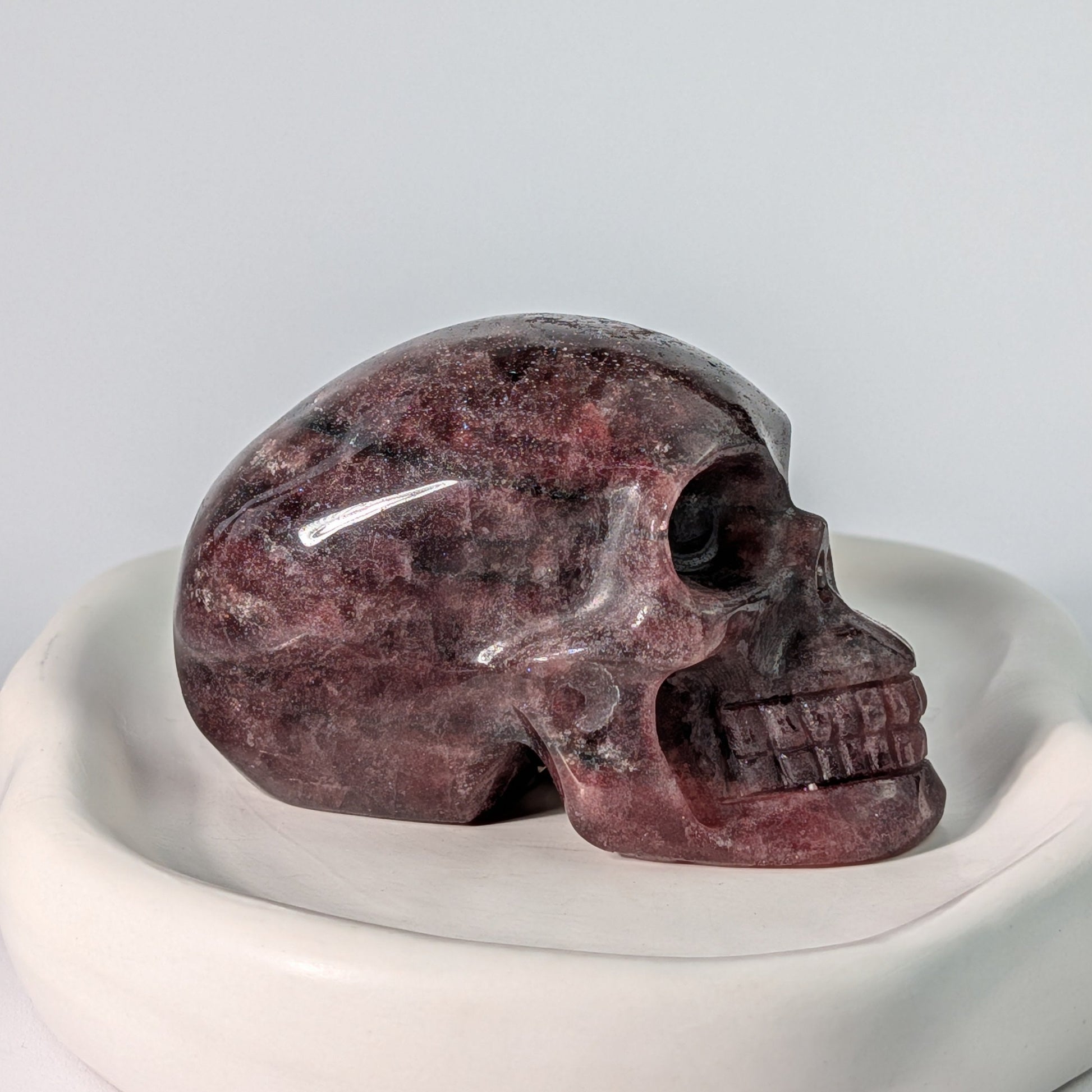 Rötlicher Kristallschädel Herion Erdbeerquarz 501g