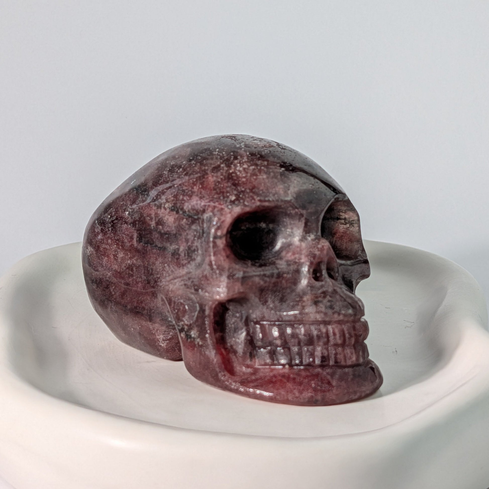 Rötlicher Kristallschädel Herion Erdbeerquarz 501g