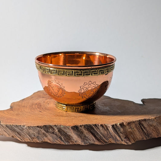 Räucherschale im Kupferfinish mit graviertem Chakra-Symbol