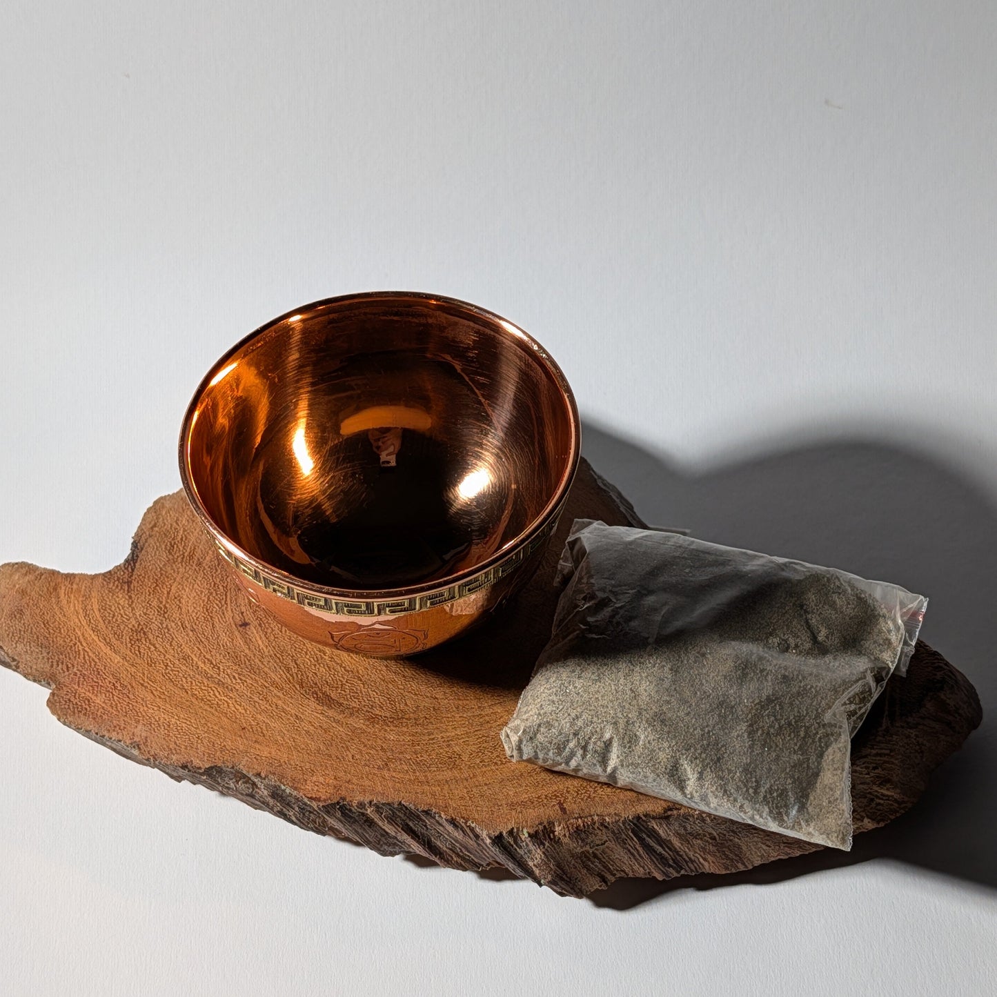 Räucherschale im Kupferfinish mit graviertem Chakra-Symbol
