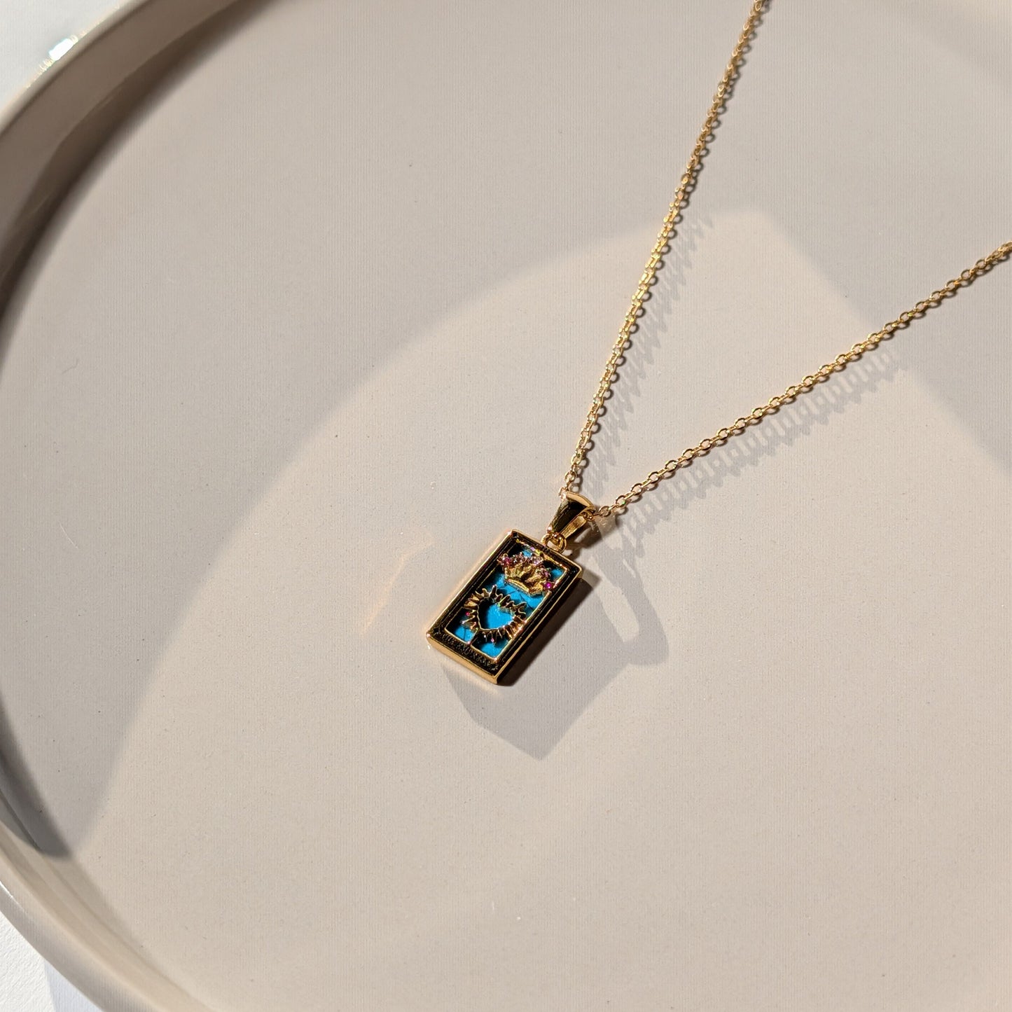 Rechteckiger Tarot Anhänger Die Kaiserin 18K Gold vergoldet mit türkisem Hintergrund und pinken Zirkonia