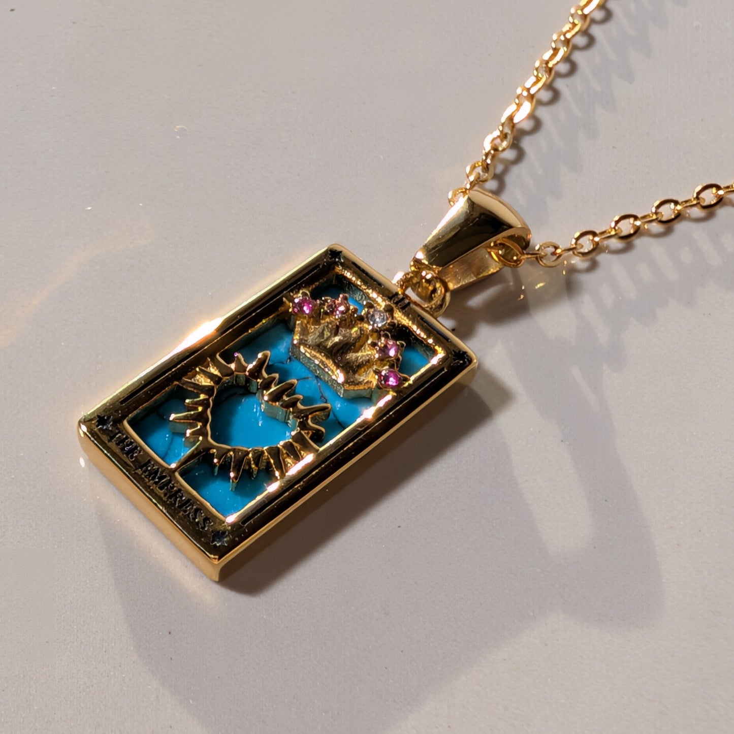 Rechteckiger Tarot Anhänger Die Kaiserin 18K Gold vergoldet mit türkisem Hintergrund und pinken Zirkonia