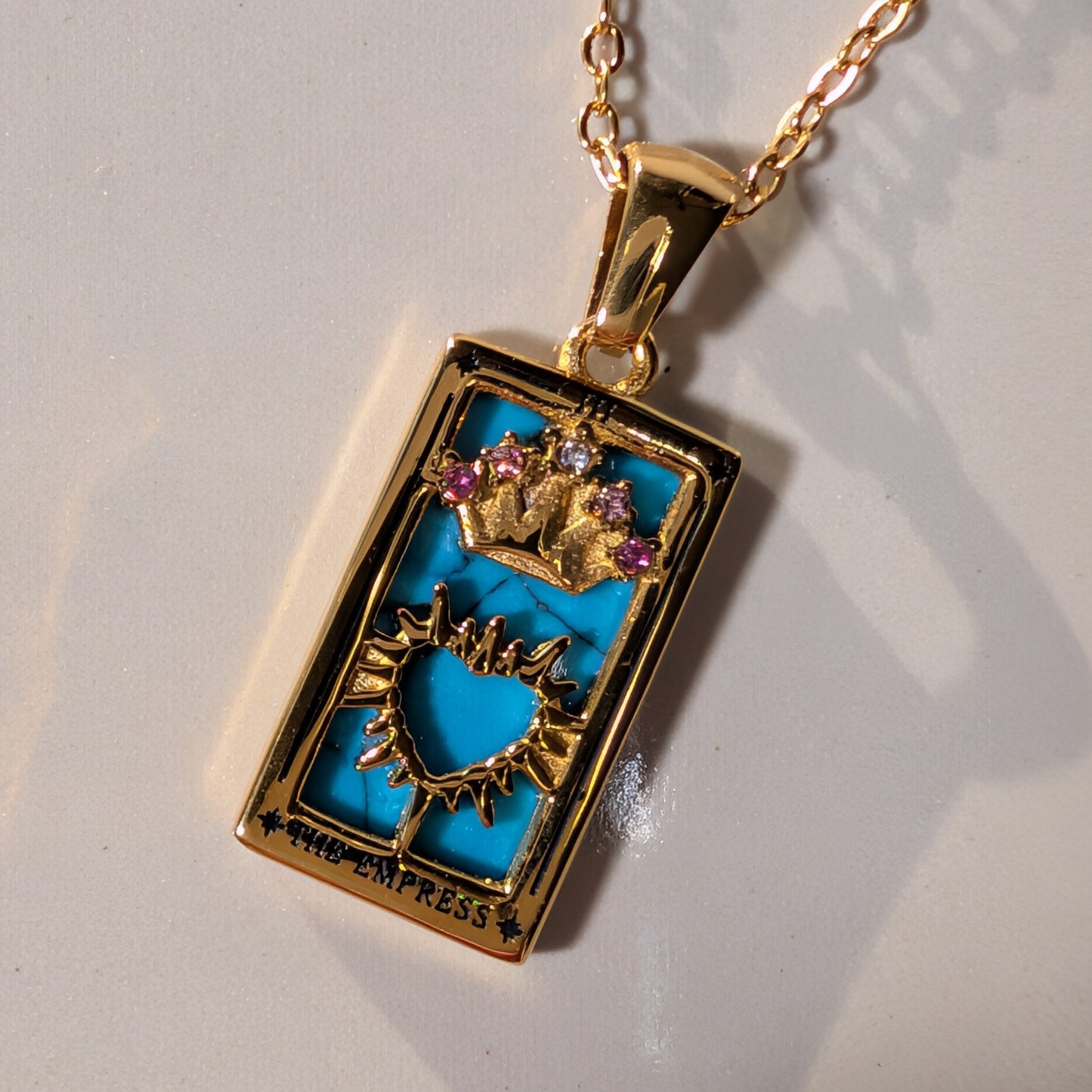 Rechteckiger Tarot Anhänger Die Kaiserin 18K Gold vergoldet mit türkisem Hintergrund und pinken Zirkonia