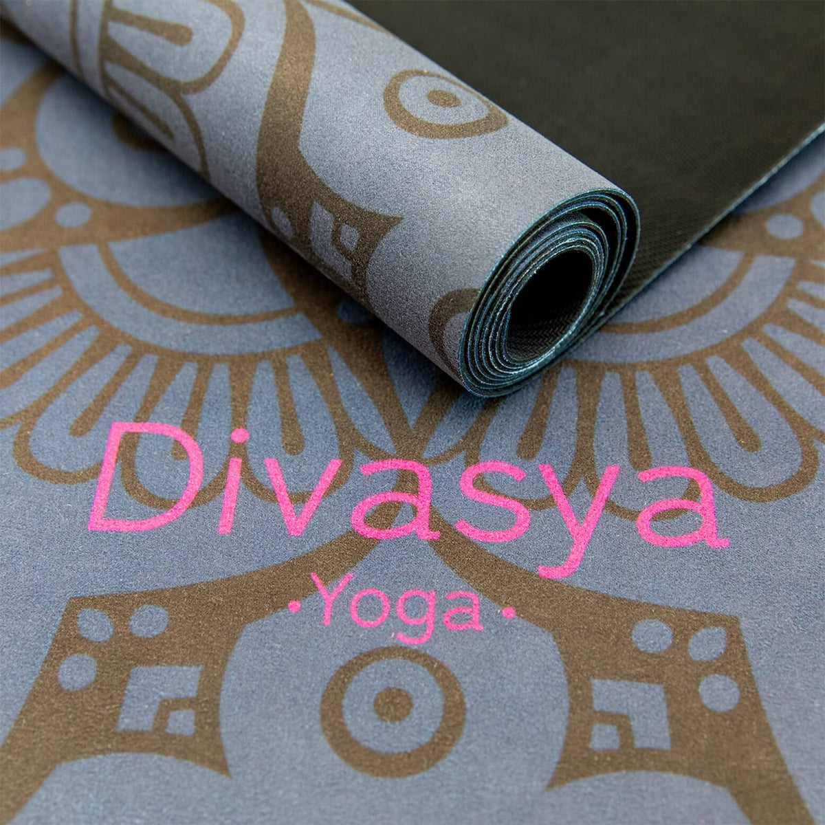 Reise-Yogamatte faltbar | 1,5 mm, Naturkautschuk & recycelte Mikrofaser, 3 Designs