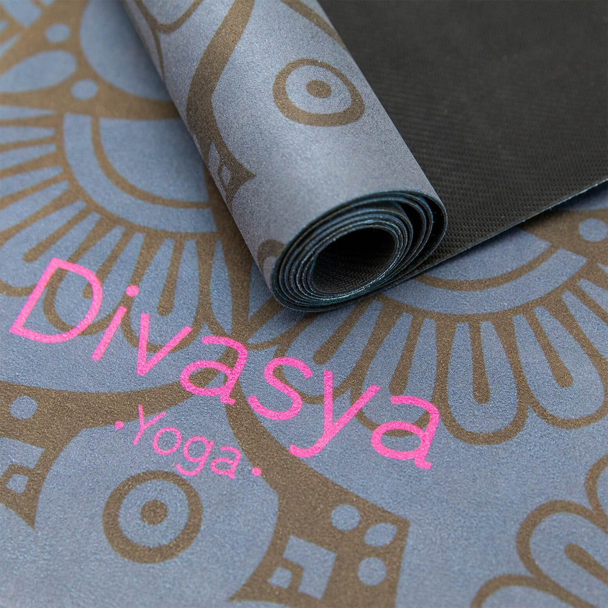 Reise-Yogamatte faltbar | 1,5 mm, Naturkautschuk & recycelte Mikrofaser, 3 Designs