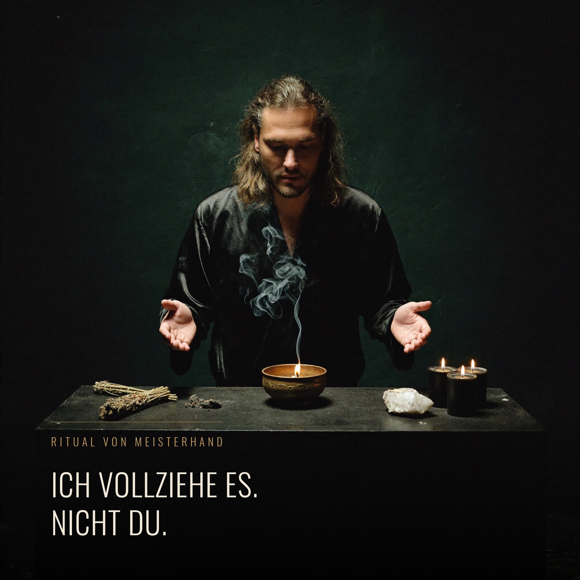 Leif Daniel vollzieht mit geöffneten Händen ein Ritual über einer brennenden Messingschale; auf dem dunklen Altar liegen ein Räucherbündel, schwarze Kerzen und ein Bergkristall. Bildtext: Ritual von Meisterhand – ich vollziehe es, nicht du.