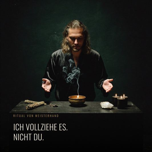 Leif Daniel vollzieht mit geöffneten Händen ein Ritual über einer brennenden Messingschale; auf dem dunklen Altar liegen ein Räucherbündel, schwarze Kerzen und ein Bergkristall. Bildtext: Ritual von Meisterhand – ich vollziehe es, nicht du.