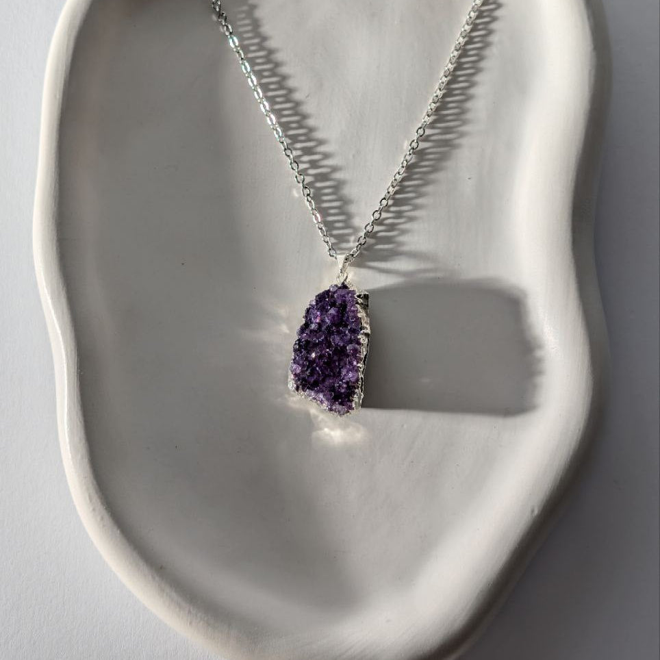 Rohe Amethyst Druzy (Unikat) als Kettenanhänger an 60cm Kette, energetisch aufgeladen