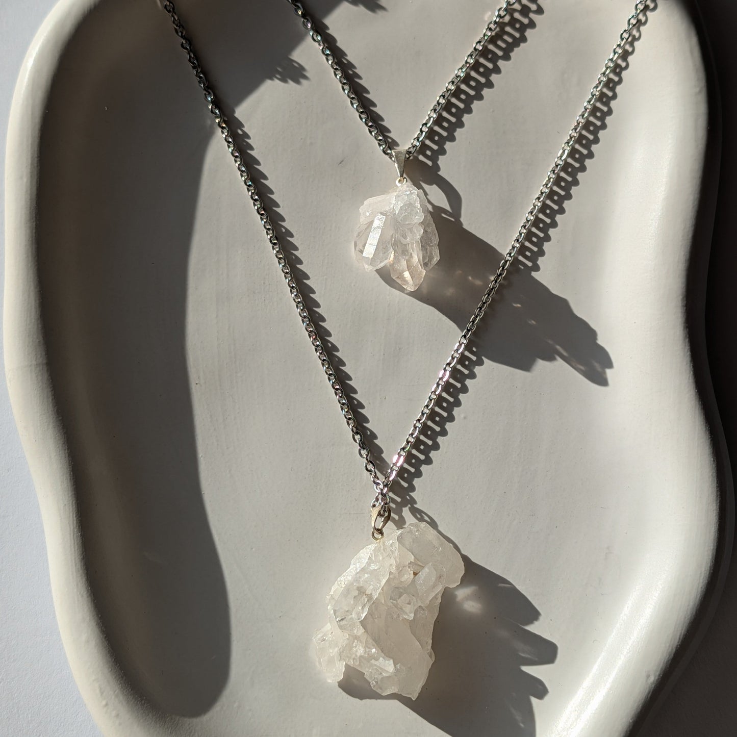 Rohe Bergkristall Druse (Unikat) als Kettenanhänger an 60cm Kette, energetisch aufgeladen