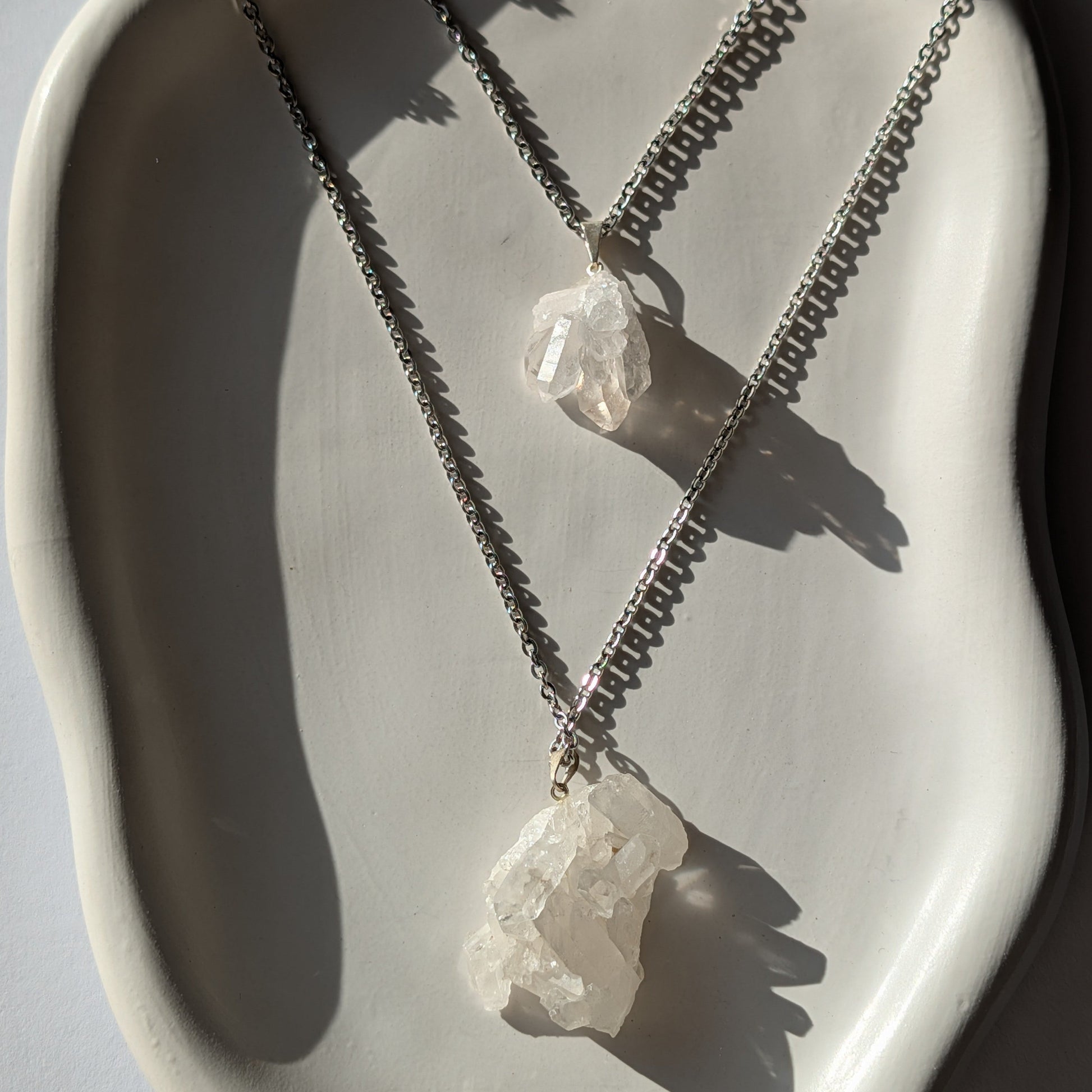 Rohe Bergkristall Druse (Unikat) als Kettenanhänger an 60cm Kette, energetisch aufgeladen