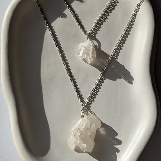 Rohe Bergkristall Druse (Unikat) als Kettenanhänger an 60cm Kette, energetisch aufgeladen