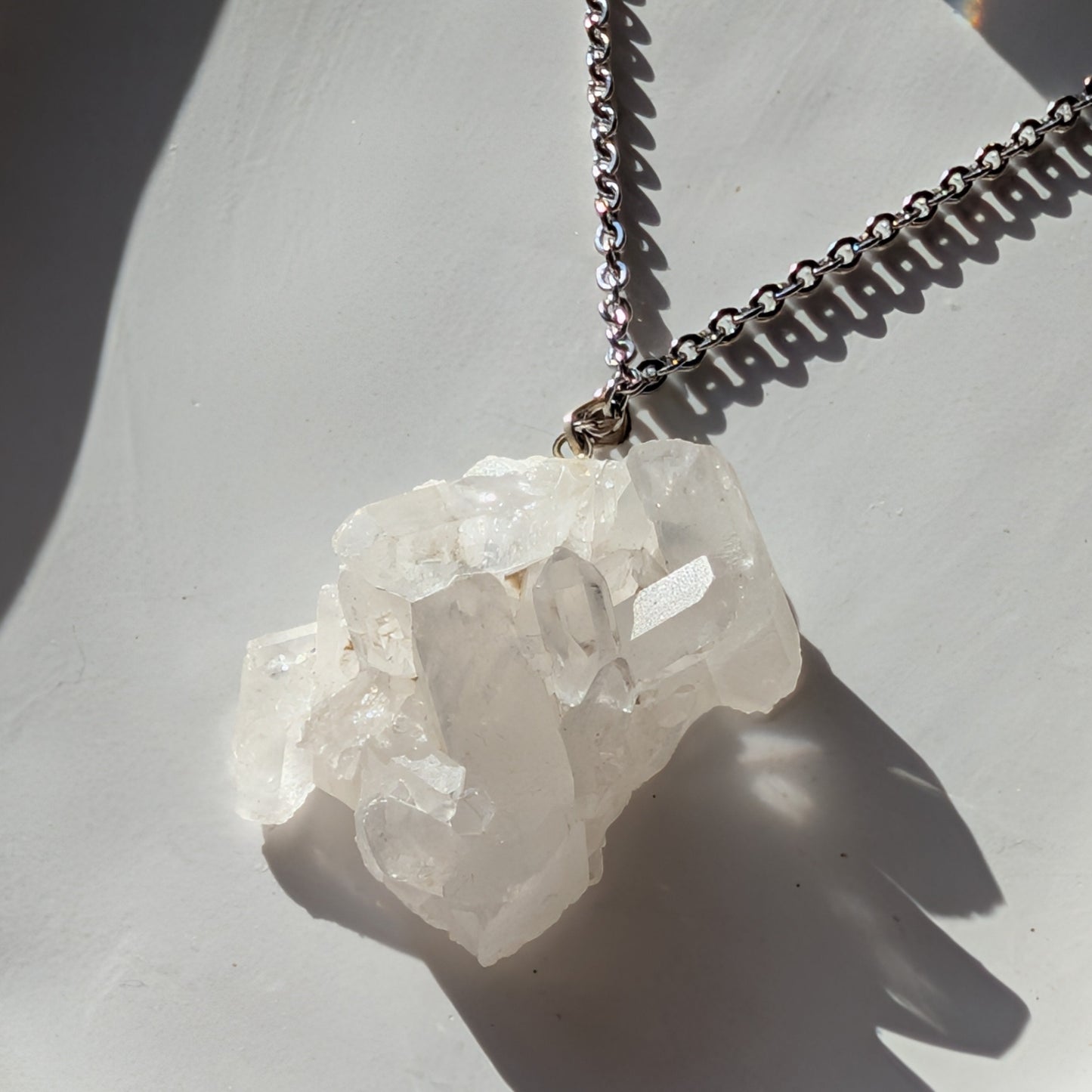 Rohe Bergkristall Druse (Unikat) als Kettenanhänger an 60cm Kette, energetisch aufgeladen