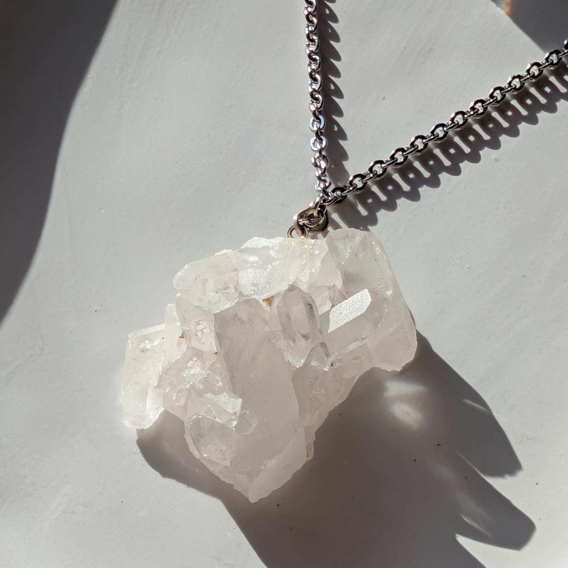 Rohe Bergkristall Druse (Unikat) als Kettenanhänger an 60cm Kette, energetisch aufgeladen