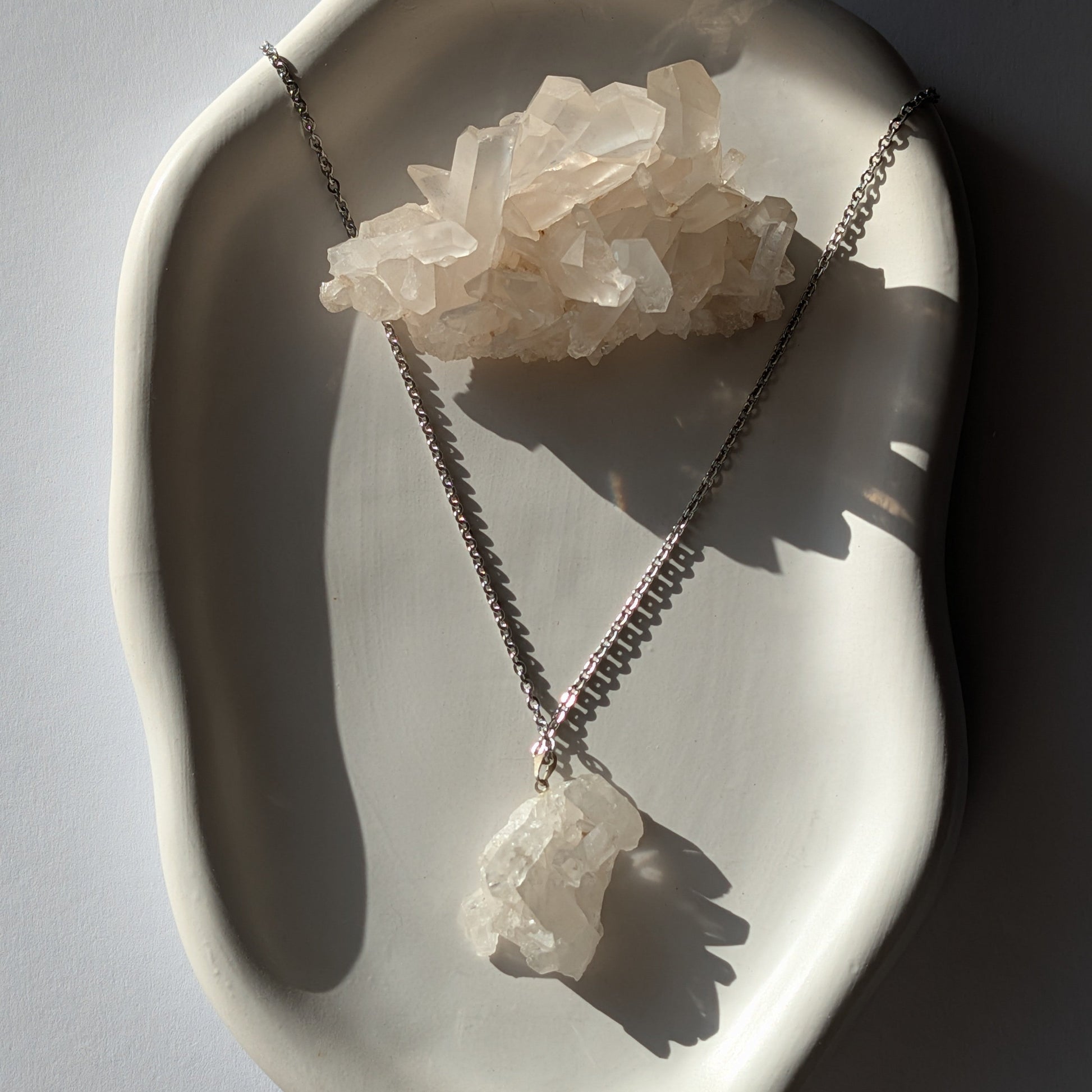 Rohe Bergkristall Druse (Unikat) als Kettenanhänger an 60cm Kette, energetisch aufgeladen