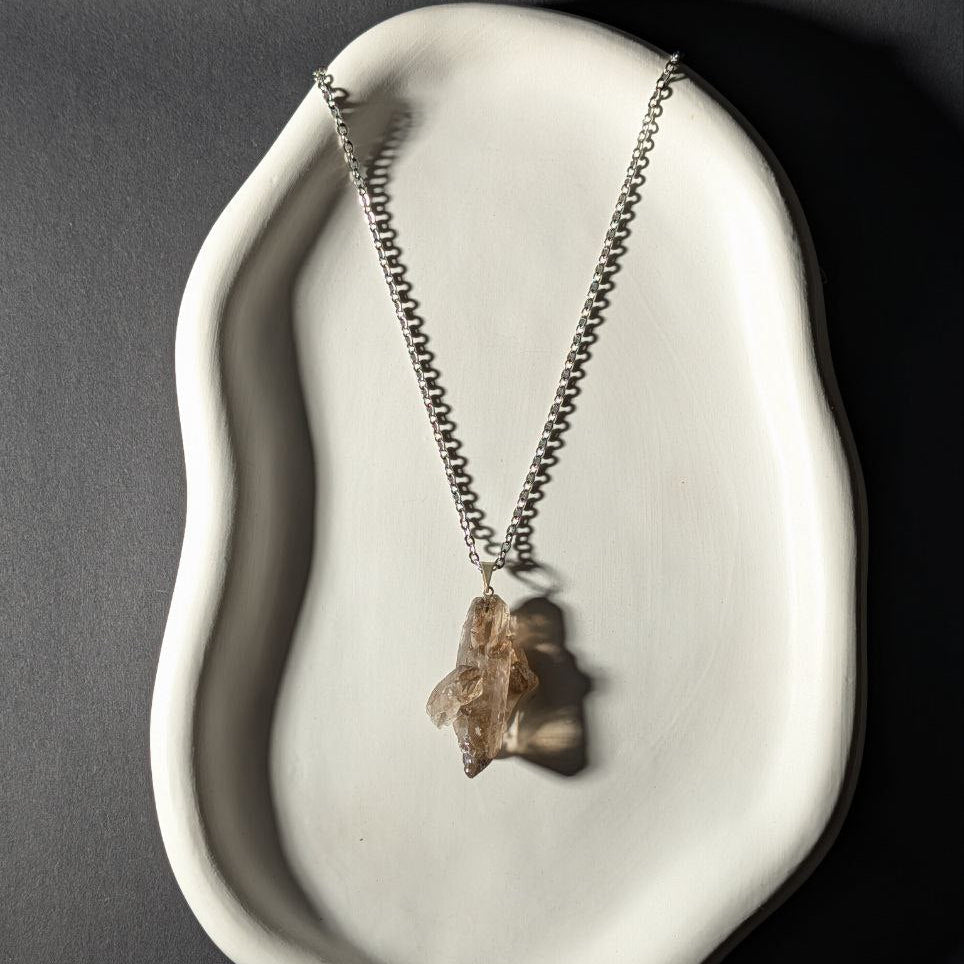 Rohe Rauchquarz Druse (Unikat) als Kettenanhänger an 60cm Kette, energetisch aufgeladen