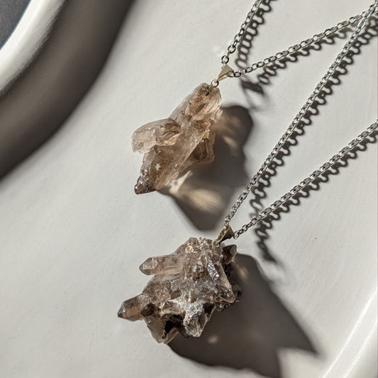 Rohe Rauchquarz Druse (Unikat) als Kettenanhänger an 60cm Kette, energetisch aufgeladen