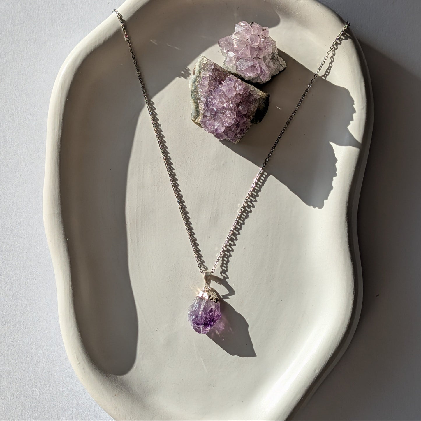 Roher Amethyst Kristall (Unikat) als Kettenanhänger an 50cm Kette, energetisch aufgeladen