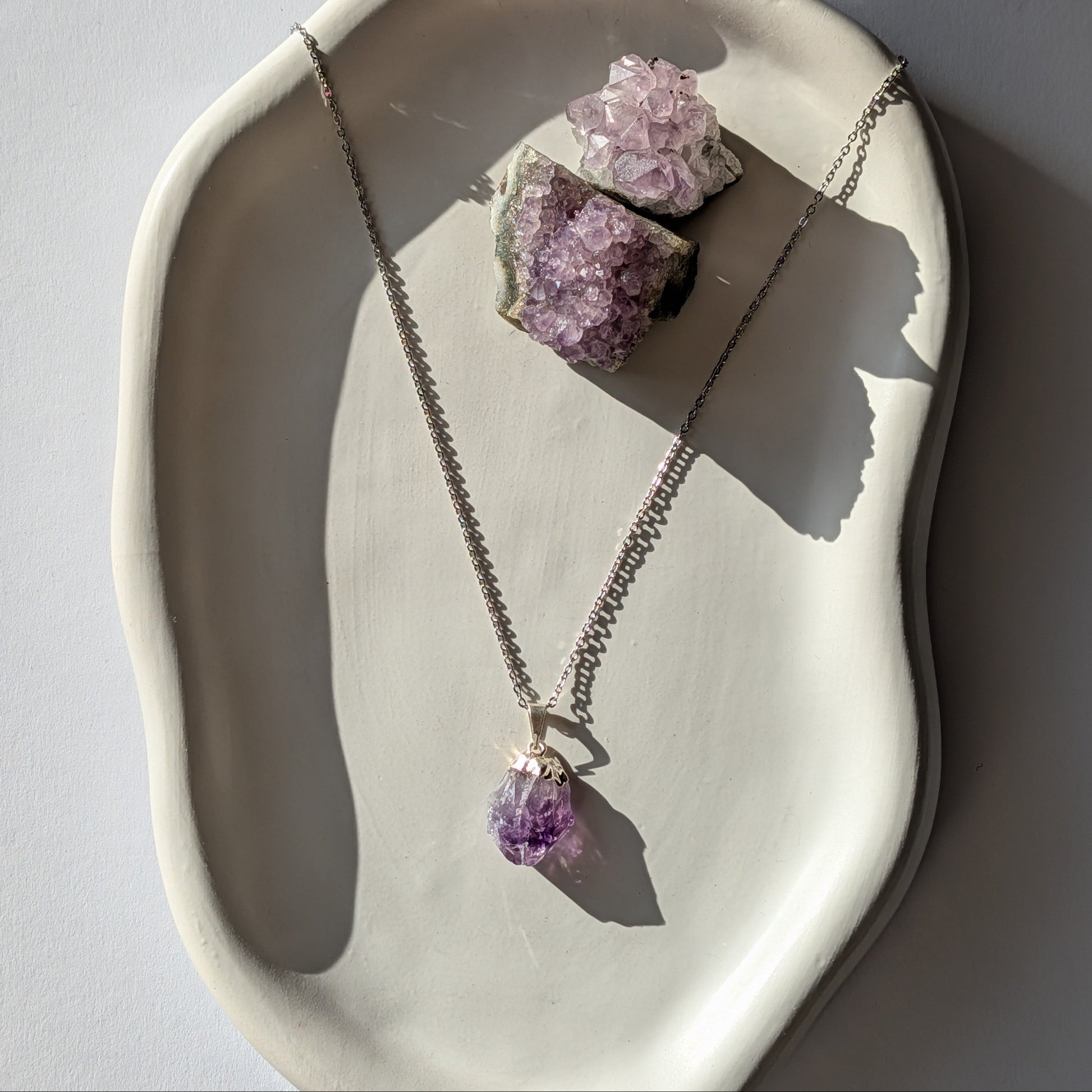 Roher Amethyst Kristall (Unikat) als Kettenanhänger an 50cm Kette, energetisch aufgeladen