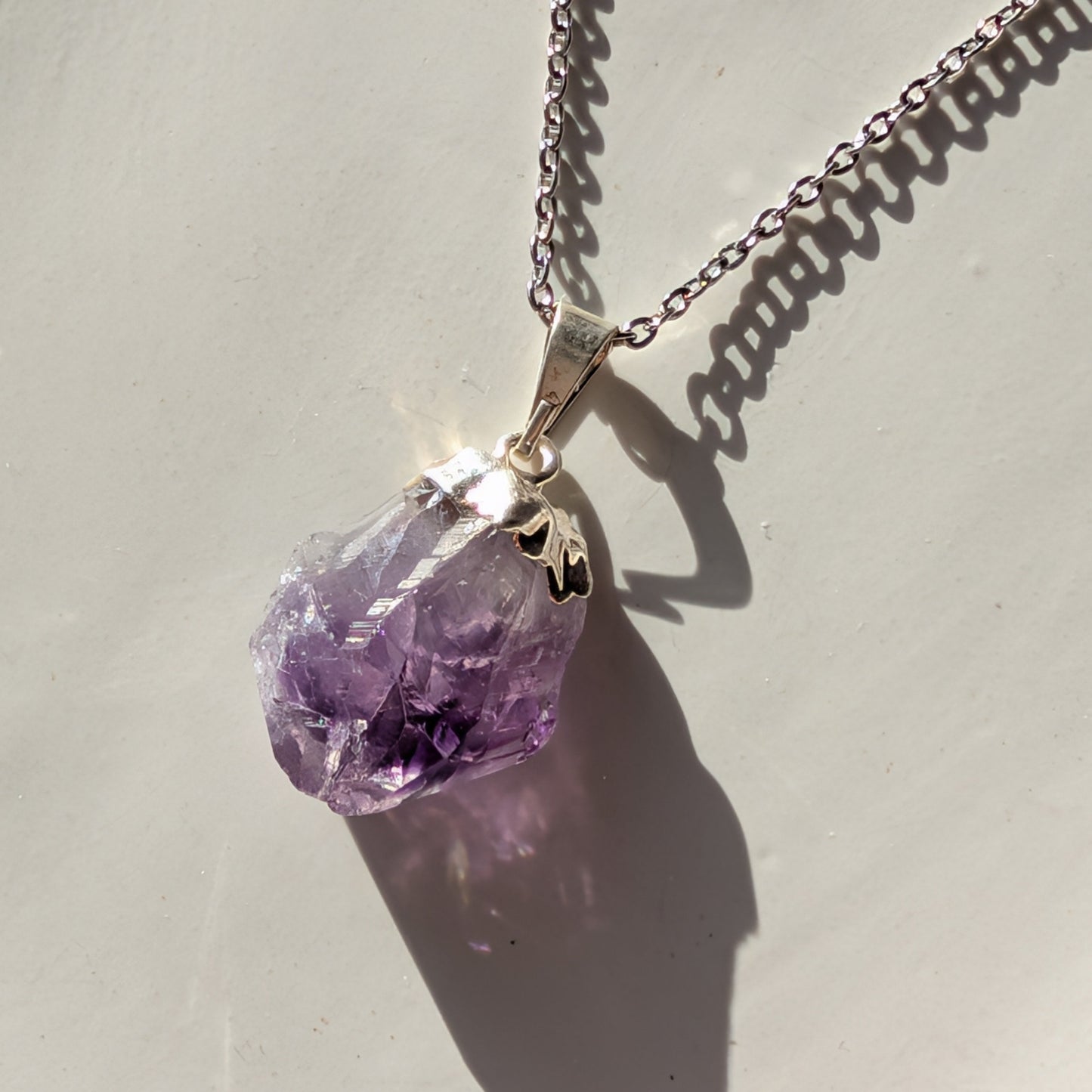 Roher Amethyst Kristall (Unikat) als Kettenanhänger an 50cm Kette, energetisch aufgeladen