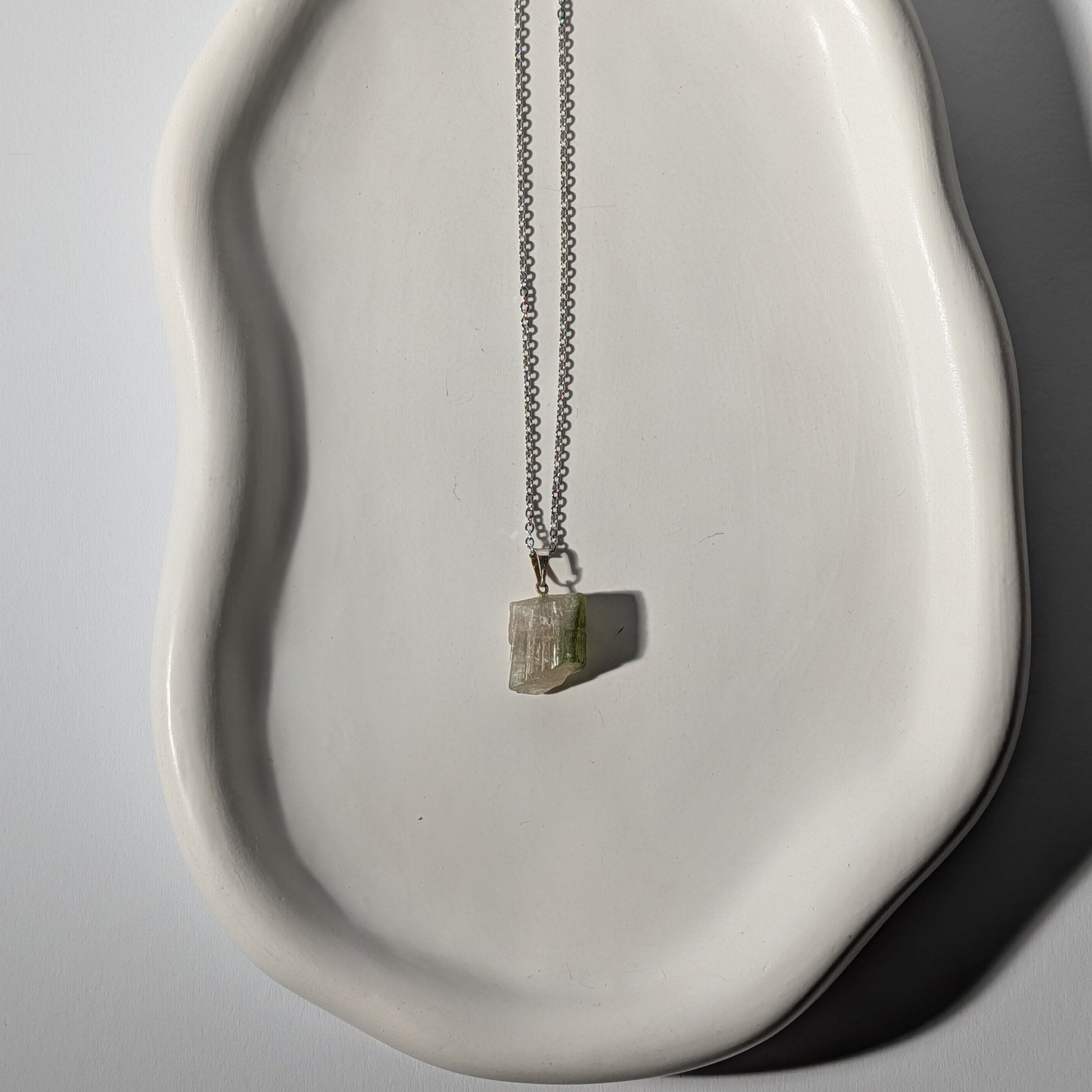 Roher Bi-Color Turmalin Anhänger (Rosa-Grün) an 50cm Kette, energetisch aufgeladen, in Keramikschale