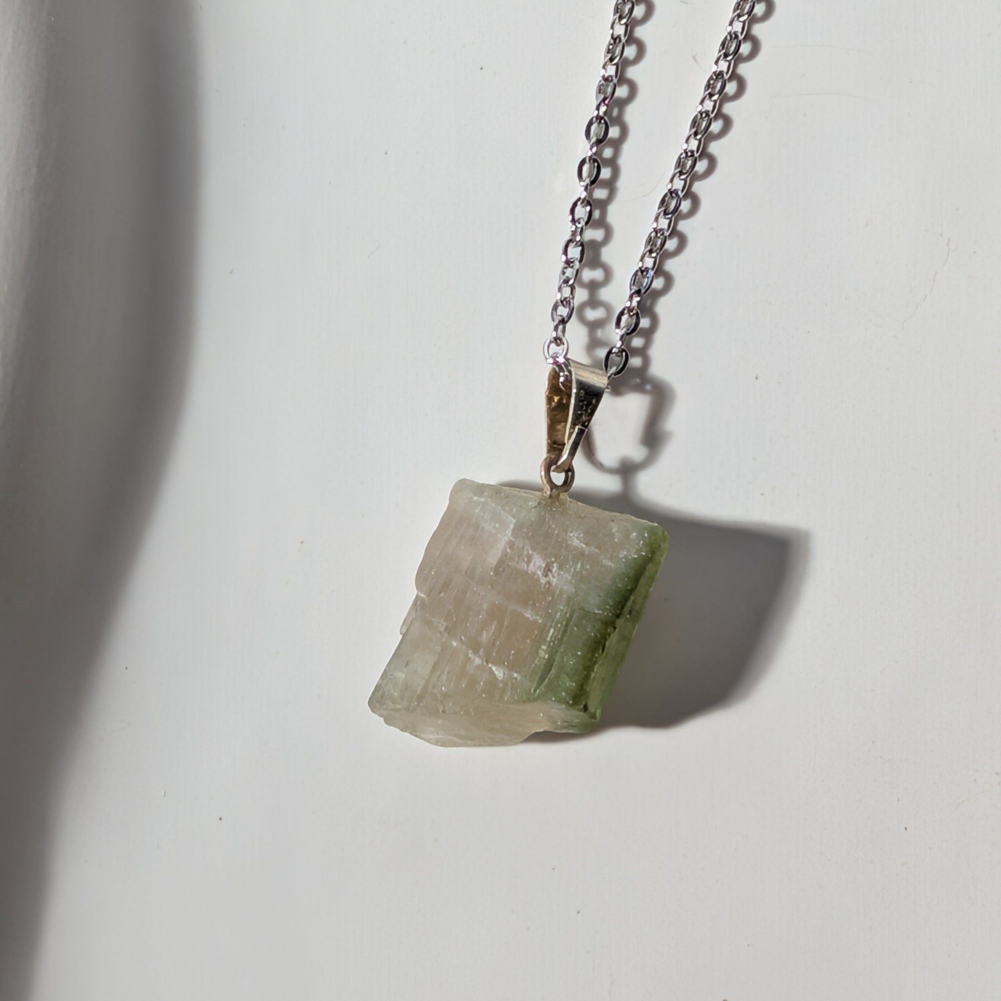 Roher Bi-Color Turmalin Anhänger (Rosa-Grün) an 50cm Kette, energetisch aufgeladen, in Keramikschale