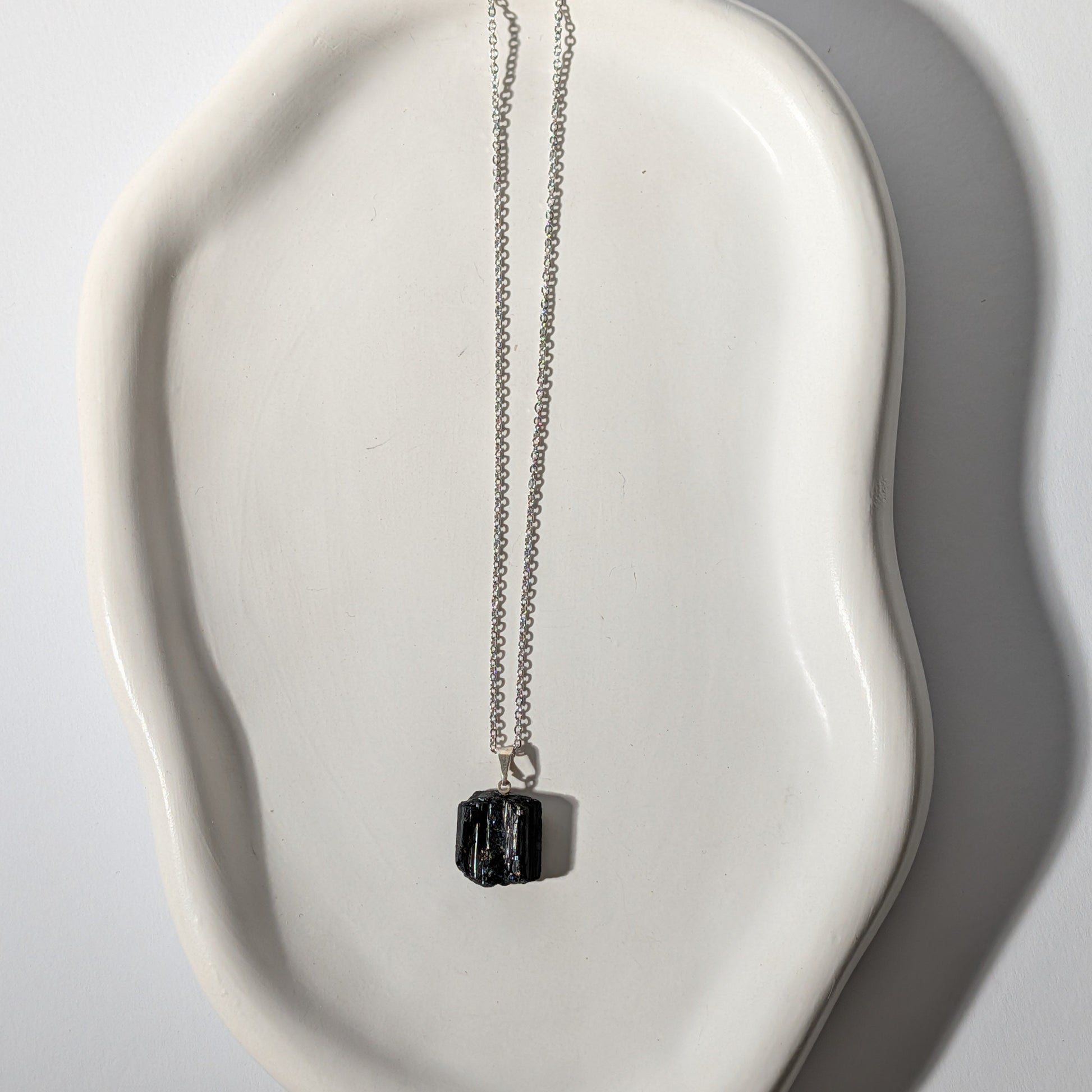 Roher Schwarzer Turmalin Anhänger (Schörl) an 50cm Kette, energetisch aufgeladen, in Keramikschale