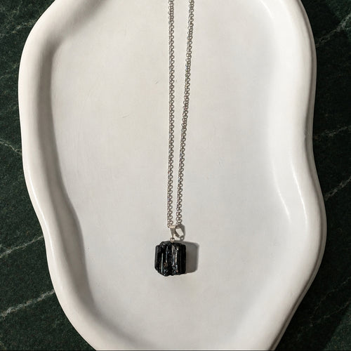 Roher Schwarzer Turmalin Anhänger (Schörl) an 50cm Kette, energetisch aufgeladen, in Keramikschale