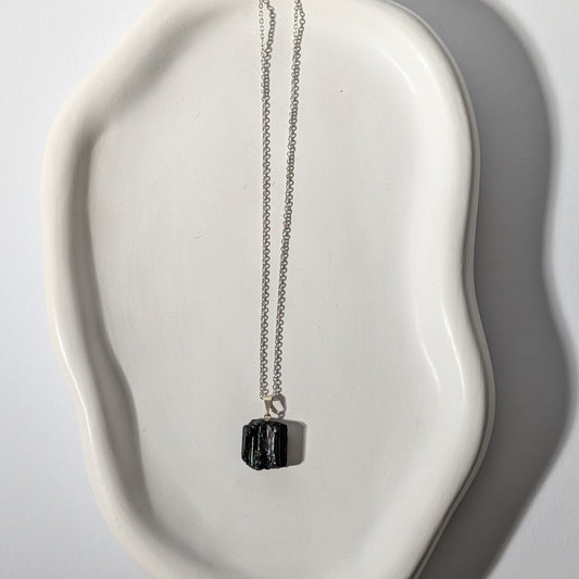 Roher Schwarzer Turmalin Anhänger (Schörl) an 50cm Kette, energetisch aufgeladen, in Keramikschale