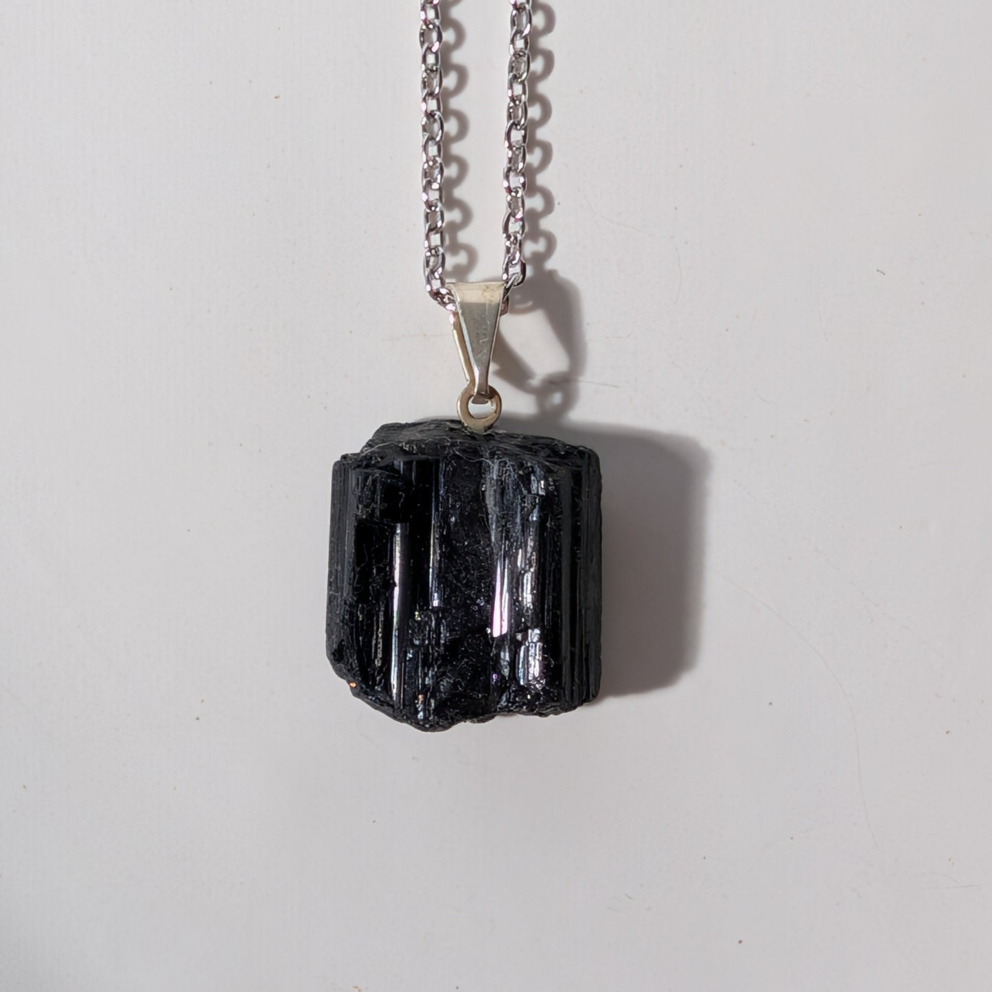 Roher Schwarzer Turmalin Anhänger (Schörl) an 50cm Kette, energetisch aufgeladen, in Keramikschale