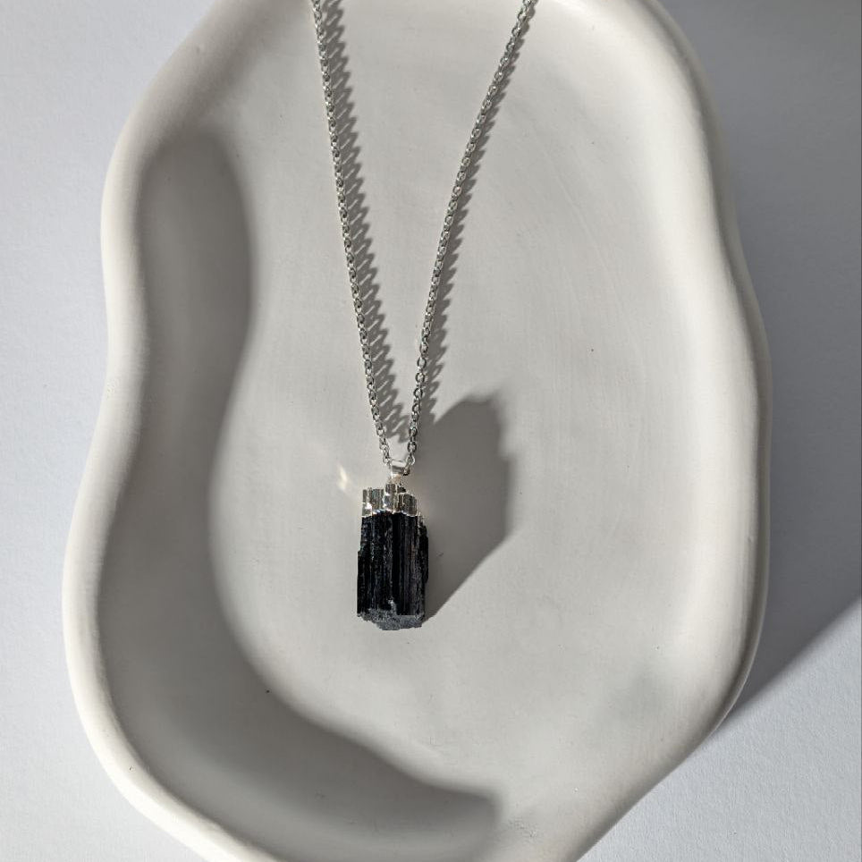 Roher Schwarzer Turmalin Anhänger (Unikat) an einer 60cm Kette, energetisch aufgeladen