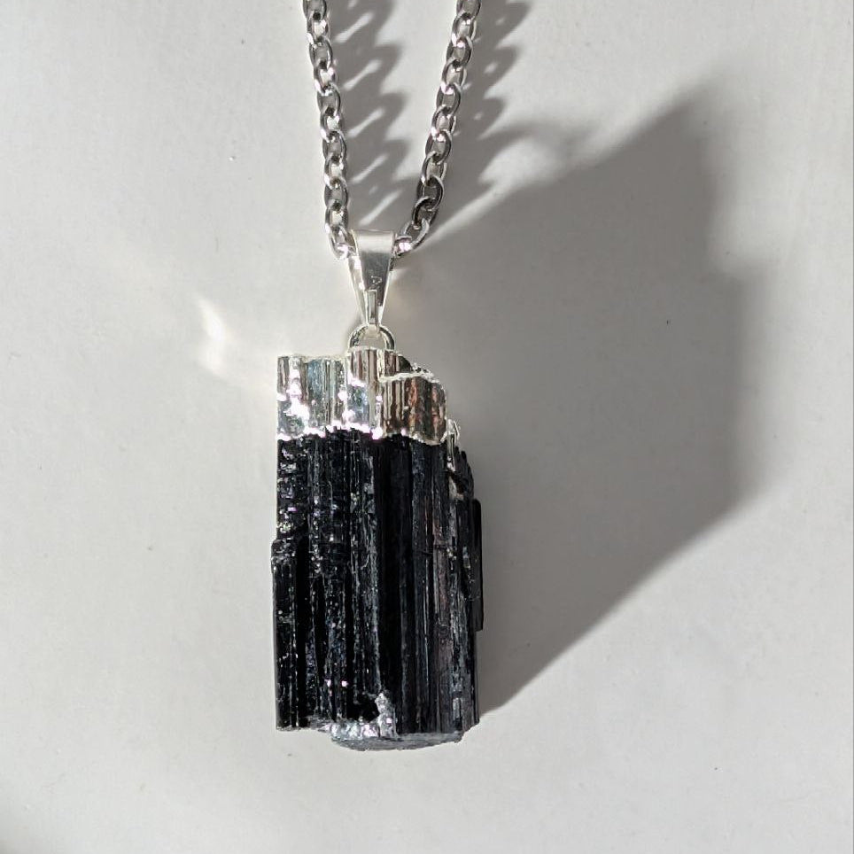 Roher Schwarzer Turmalin Anhänger (Unikat) an einer 60cm Kette, energetisch aufgeladen